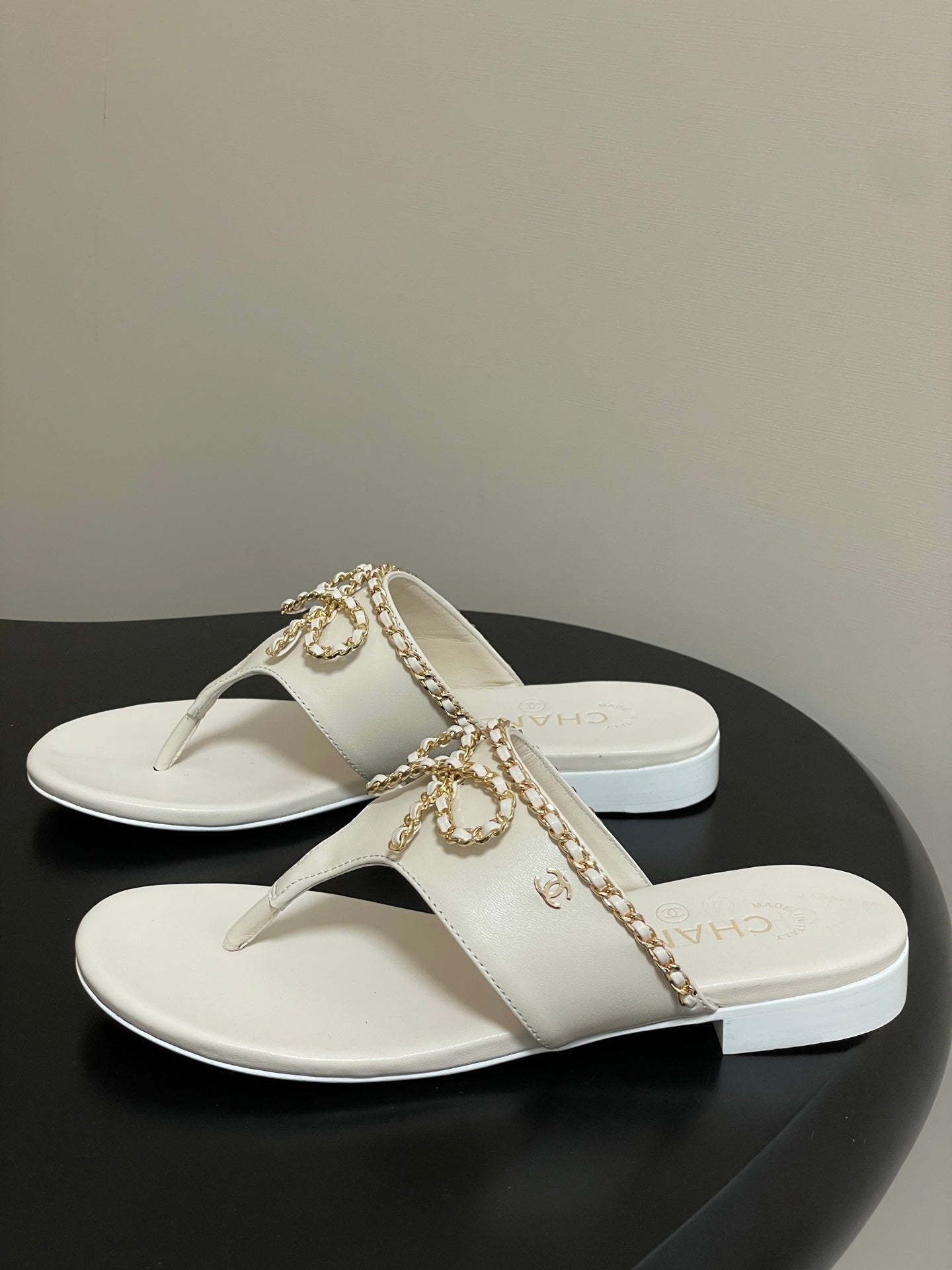 CC 25B Chain Bow Flip-flops Ivory Sheepskin 393986