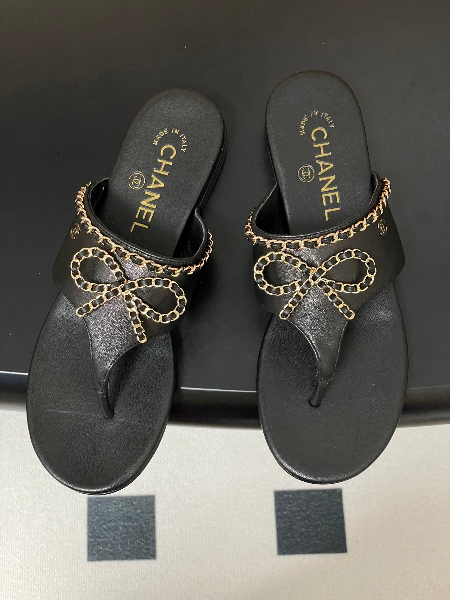 CC 25B Chain Bow Flip-flops Black Sheepskin 393987