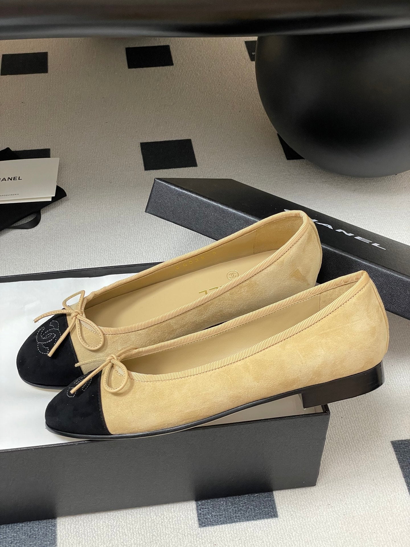CC 25 Ballet Flat Beige Black Suede 393999