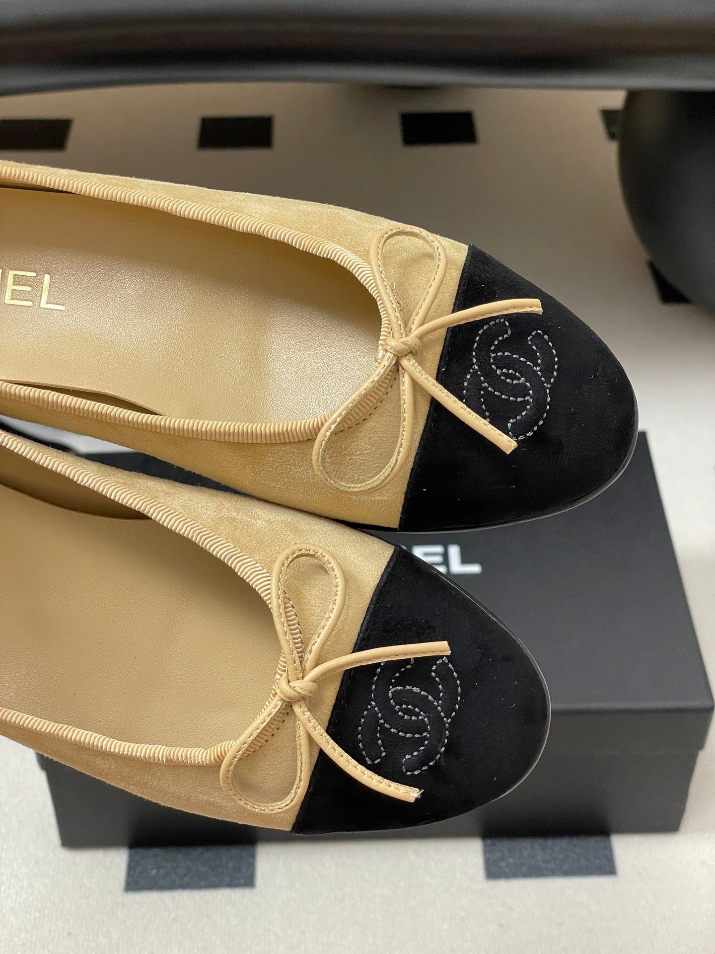 CC 25 Ballet Flat Beige Black Suede 393999