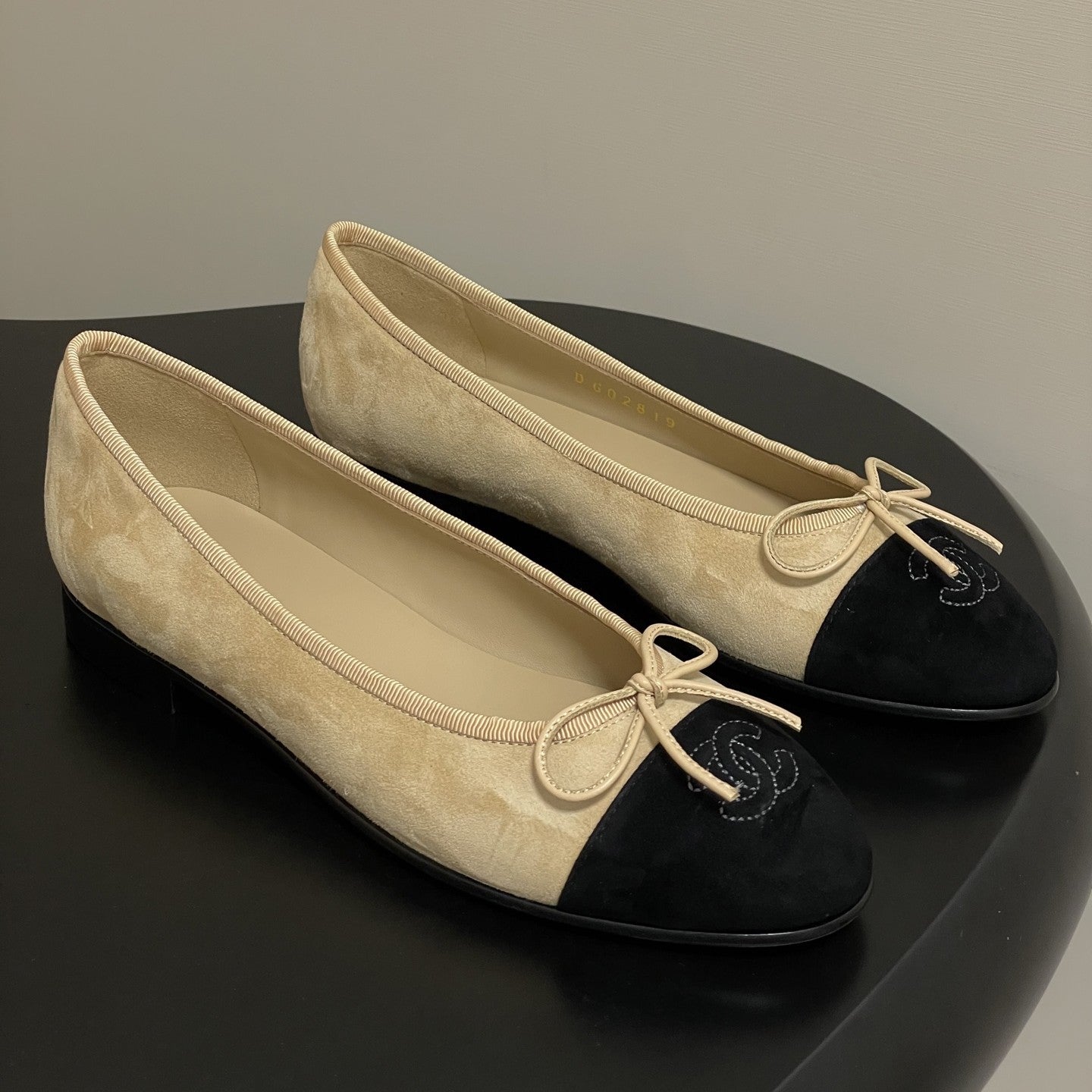 CC 25 Ballet Flat Beige Black Suede 393999