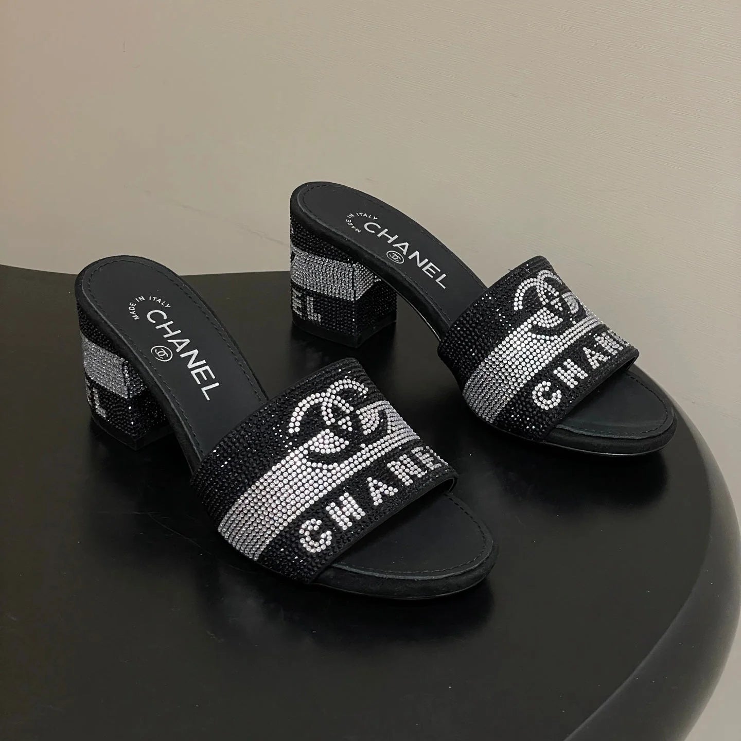 CC 26s Sandals 70 Black Sheepskin Rhinestones 649513