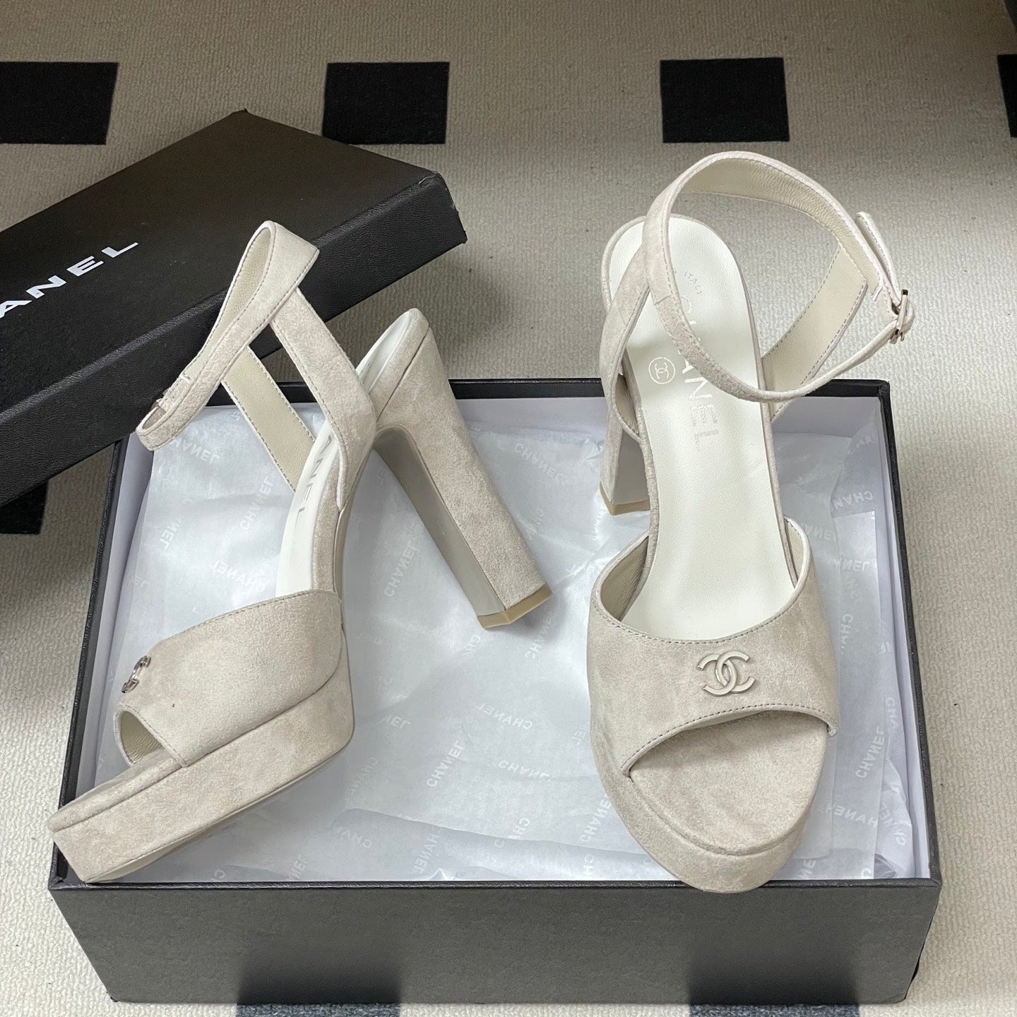 CC 26SS Platform Sandals 120mm Light Gray Double C Sheepskin Suede 632573