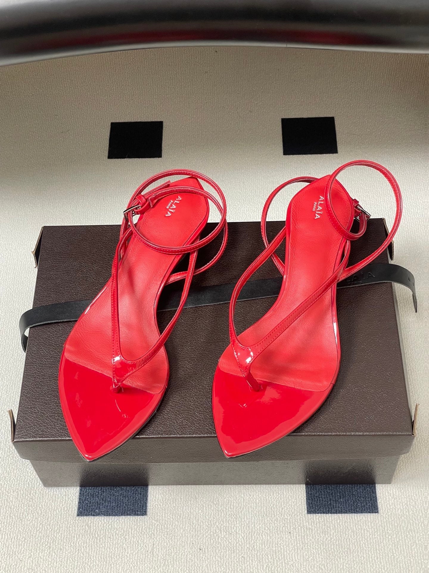 Alaia Invisible Thong Sandals 3cm Red Patent Leather 835287