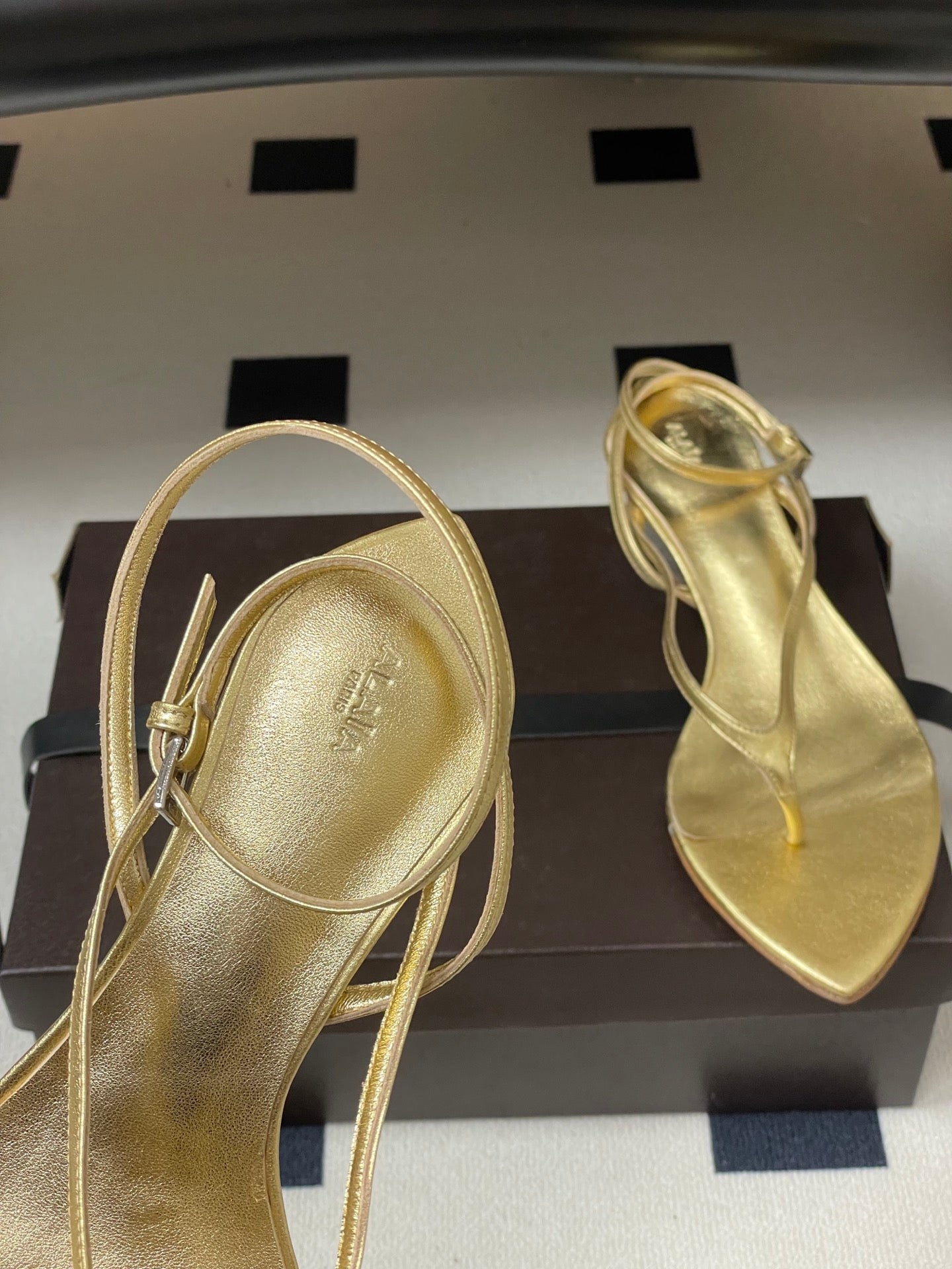 Alaia Invisible Thong Sandals 3cm Gold Patent Leather 835284