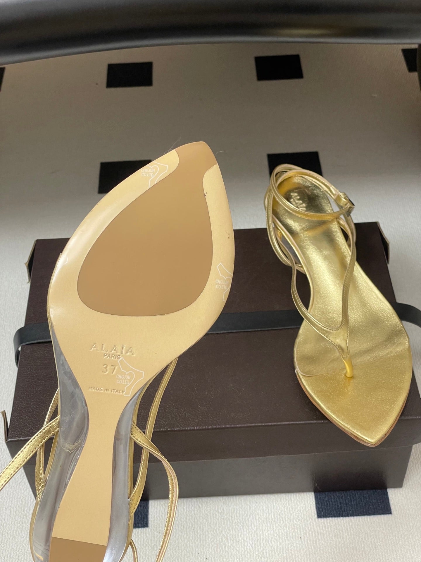 Alaia Invisible Thong Sandals 3cm Gold Patent Leather 835284