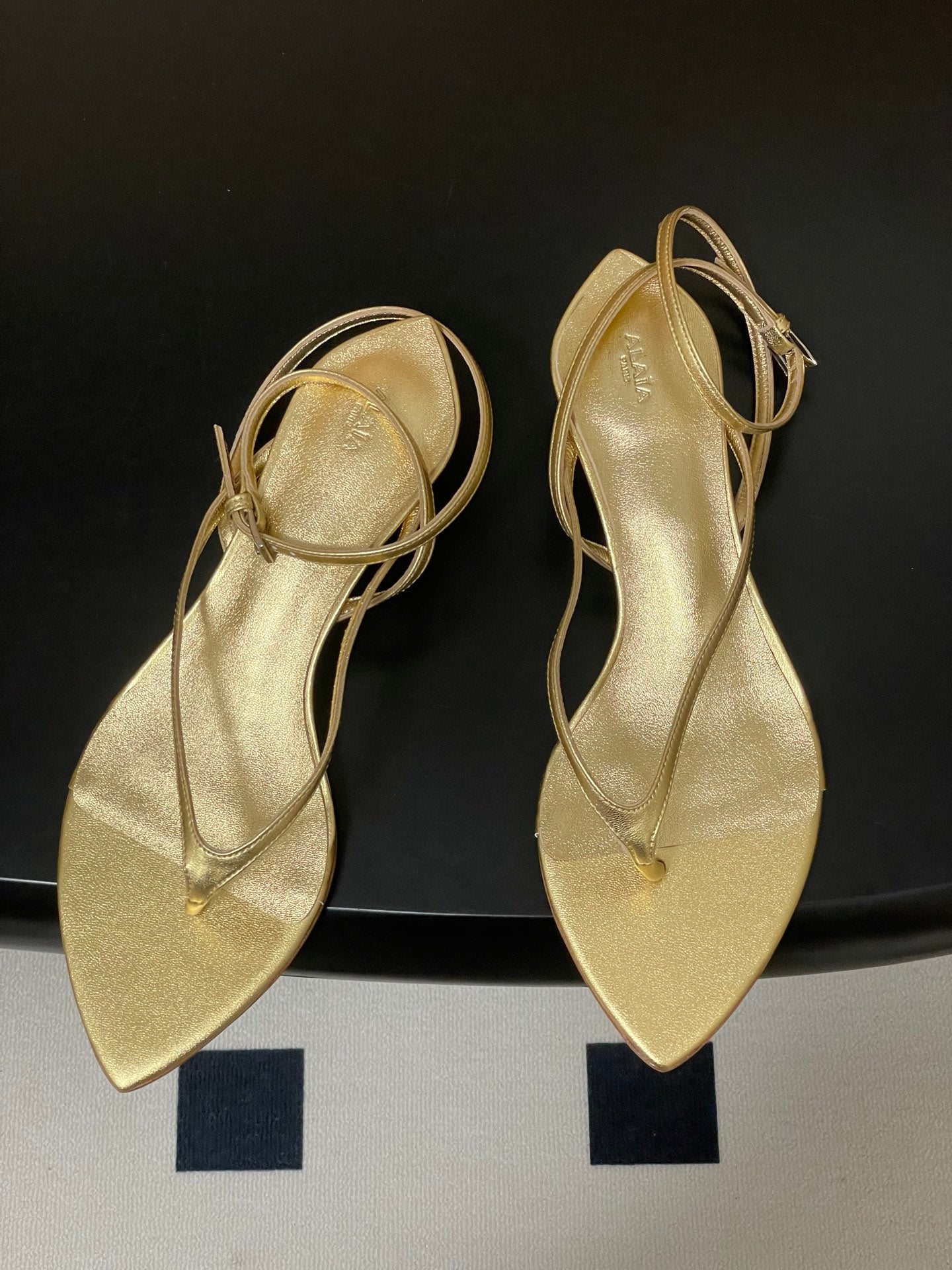 Alaia Invisible Thong Sandals 3cm Gold Patent Leather 835284