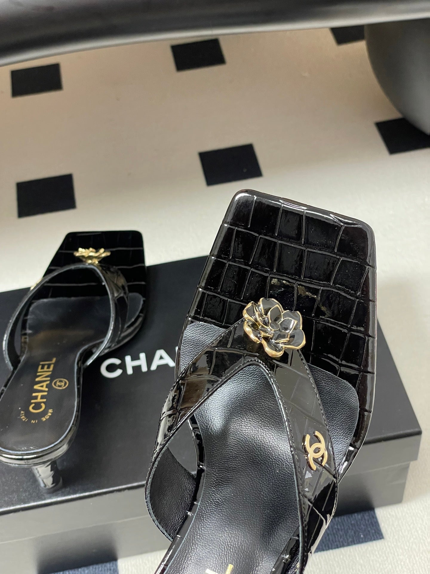 CC 26s Camellia High-Heeled Sandals Square Toe 6cm Black Embossed Leather 834726