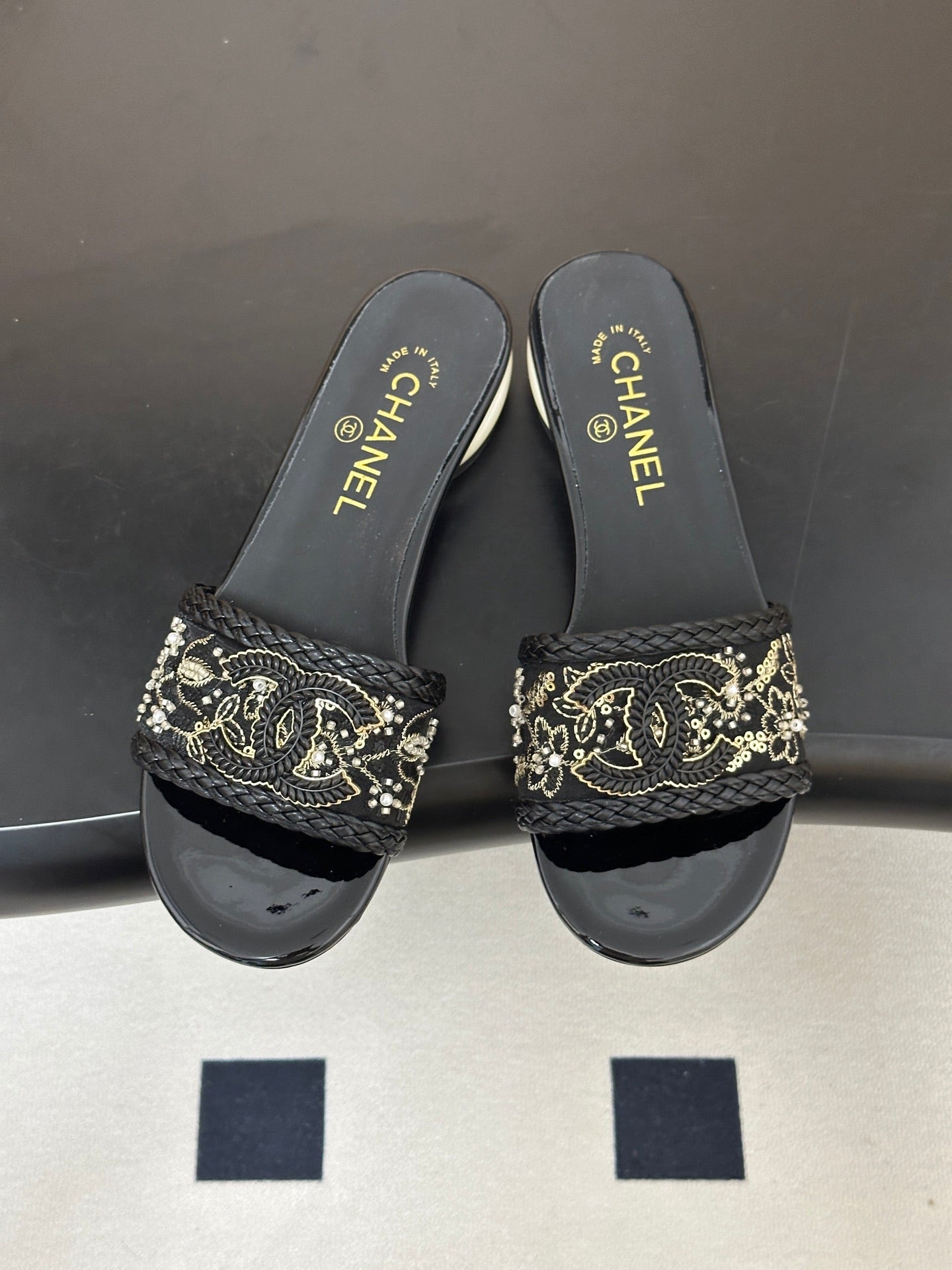 CC 26s Giant Pearl Flat Sandals Black Patent Leather Fabric 933128