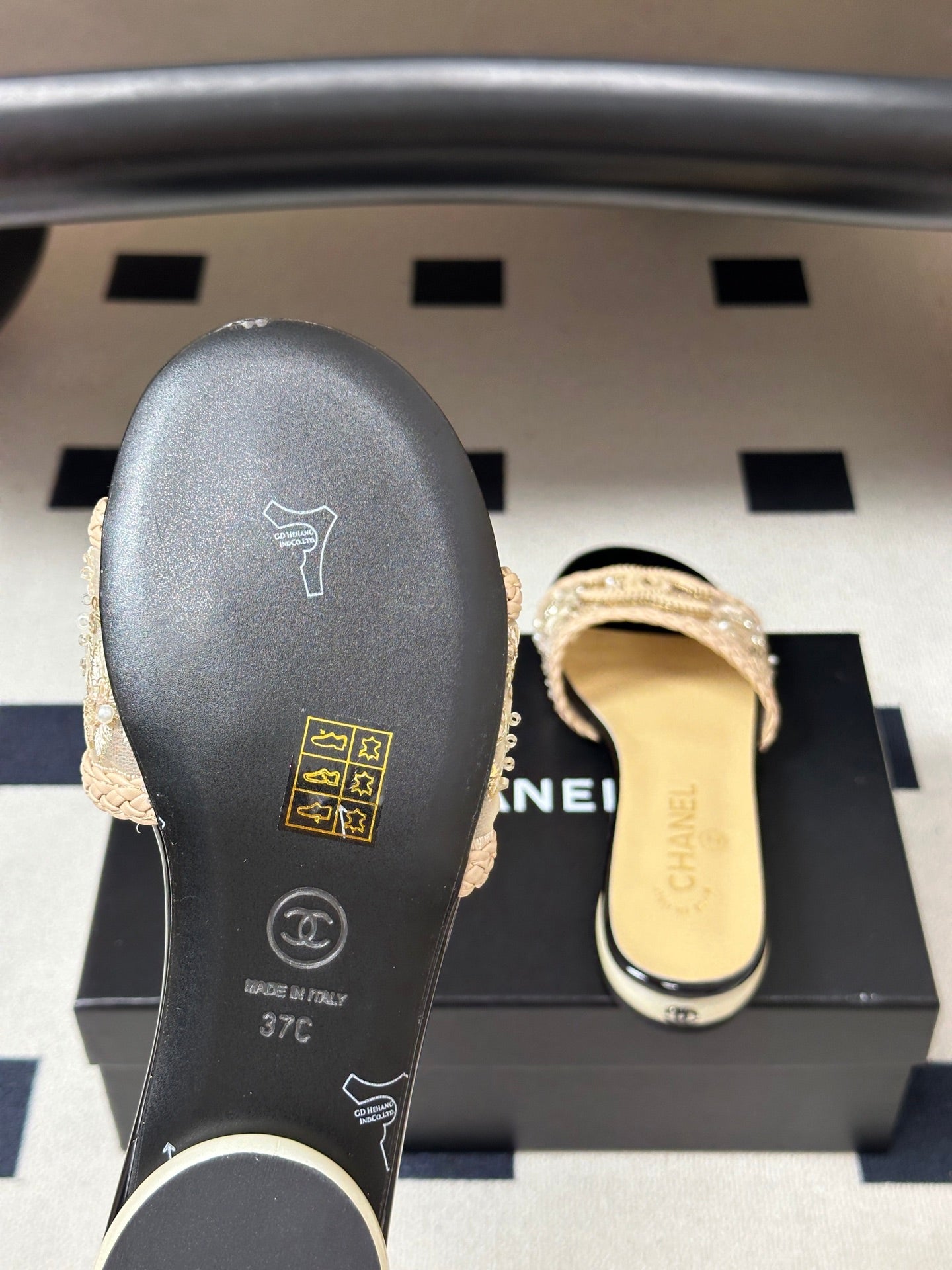 CC 26s Giant Pearl Flat Sandals Cream Beige Patent Leather Fabric 933129