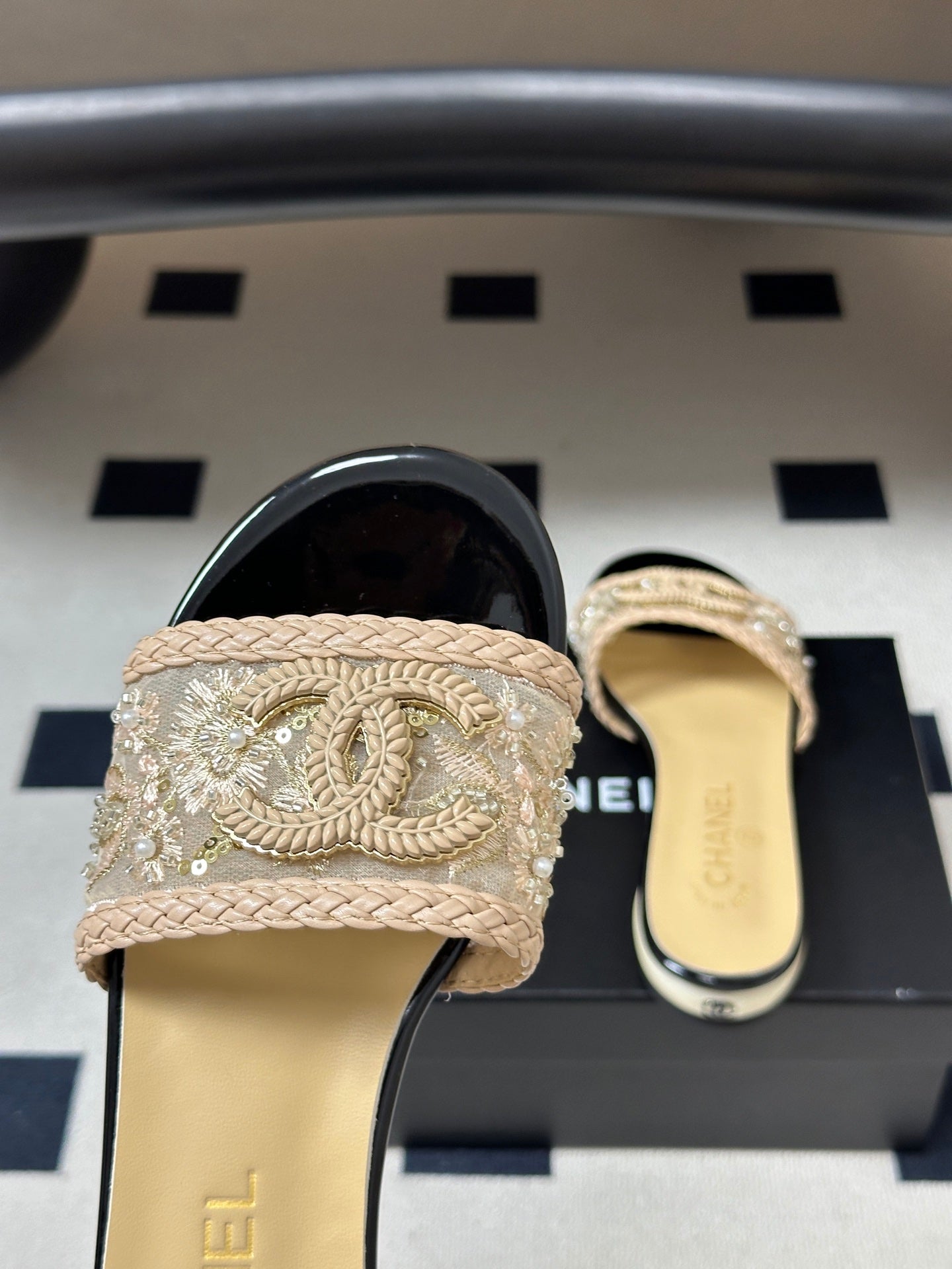 CC 26s Giant Pearl Flat Sandals Cream Beige Patent Leather Fabric 933129