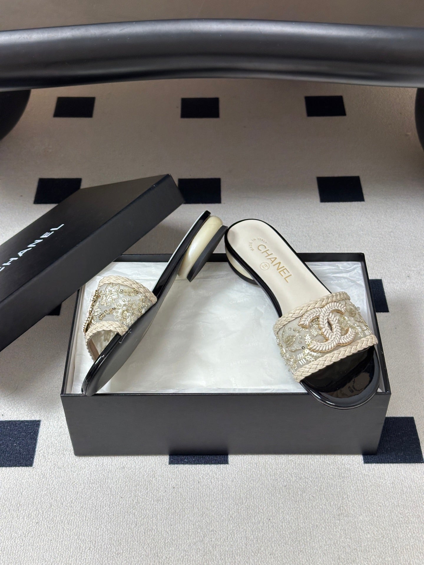 CC 26s Giant Pearl Flat Sandals Cream Black Patent Leather Fabric 933130