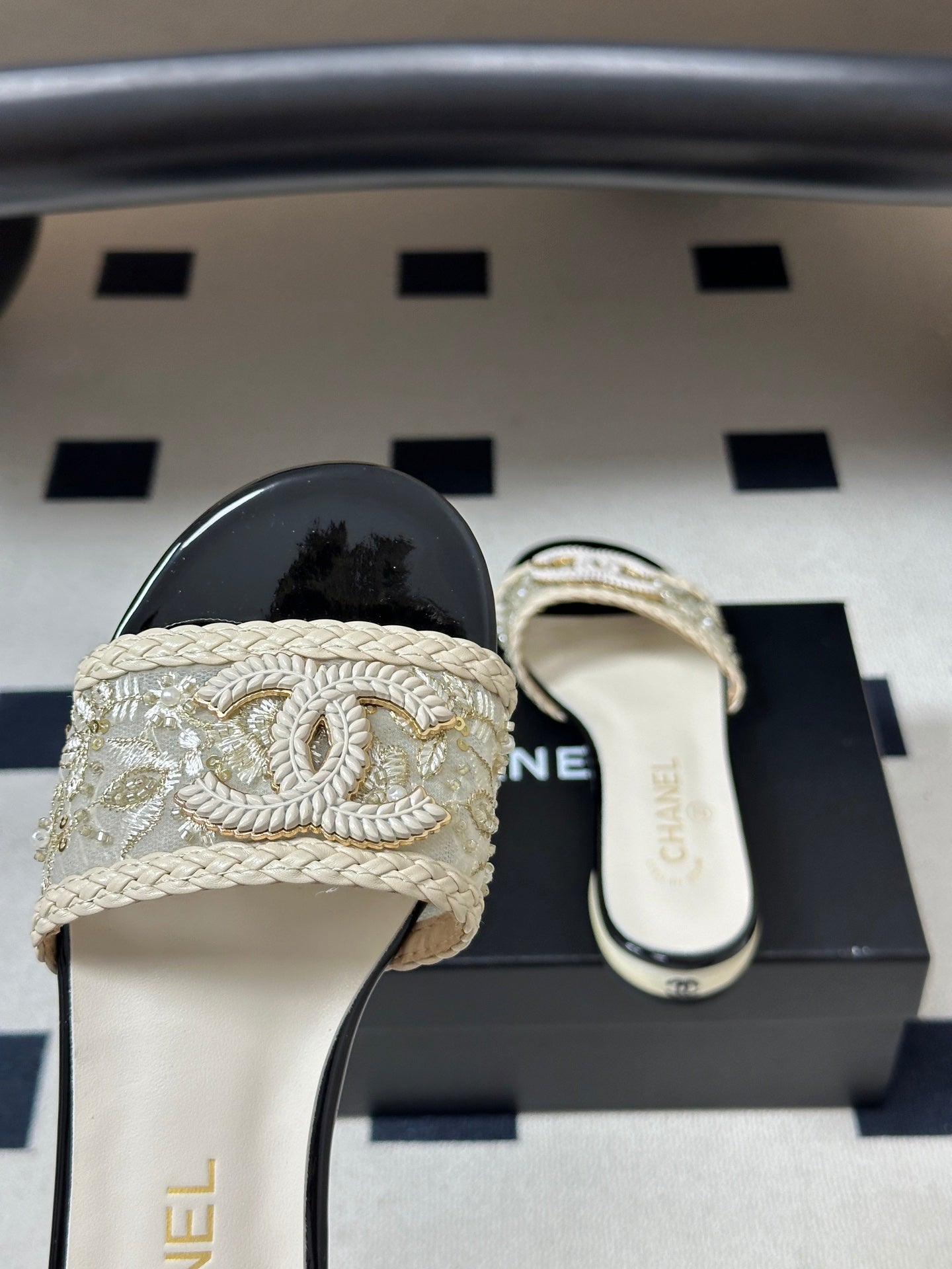 CC 26s Giant Pearl Flat Sandals Cream Black Patent Leather Fabric 933130
