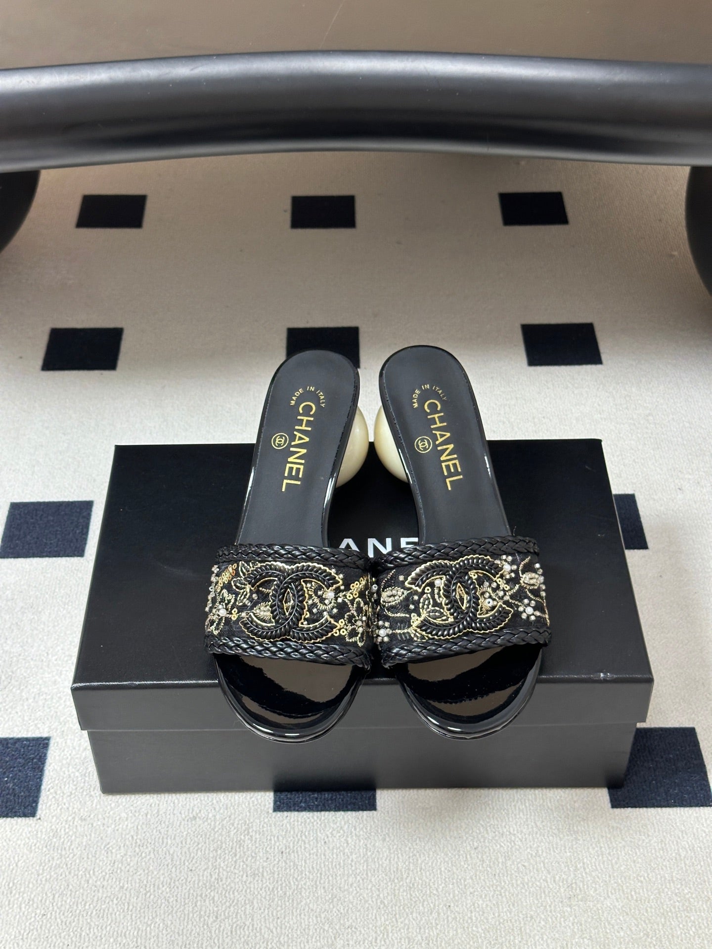 CC 26s Giant Pearl Heel Sandals Black Patent Leather Fabric 933131