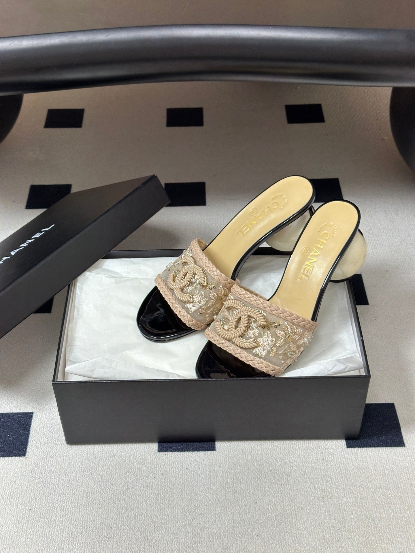 CC 26s Giant Pearl Heel Sandals Cream Beige Patent Leather Fabric 933132