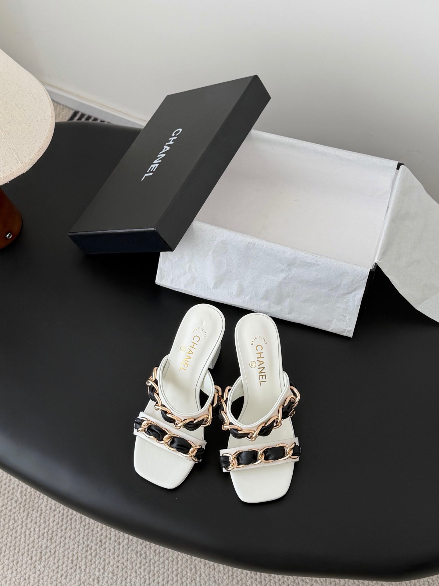 CC 26ss Chain Slippers Black White Sheepskin 670305