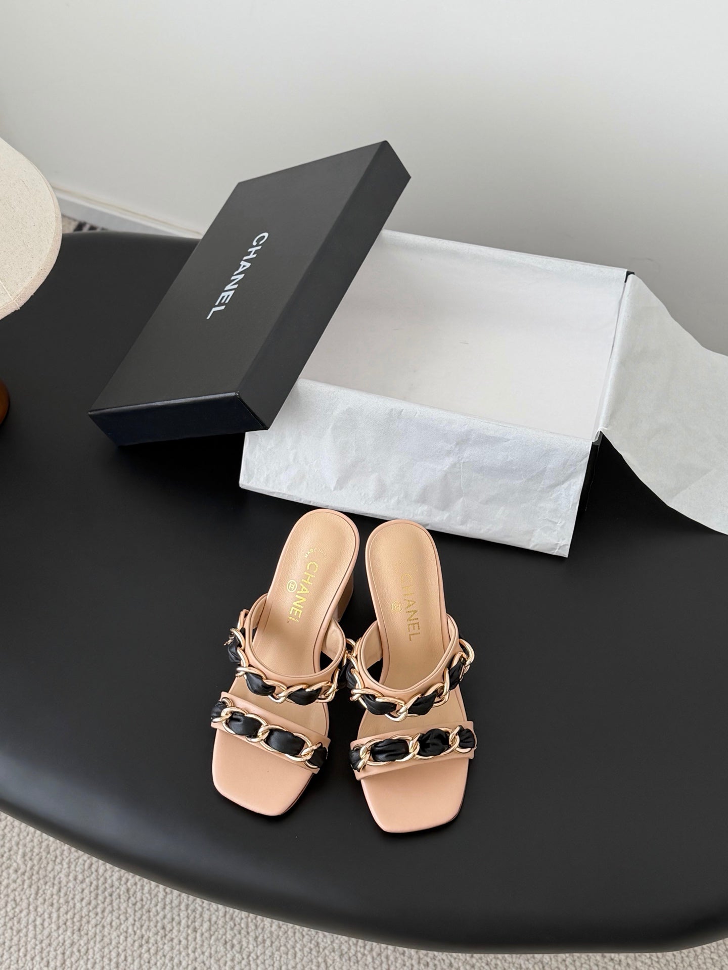 CC 26ss Chain Slippers Black Beige Sheepskin 670306