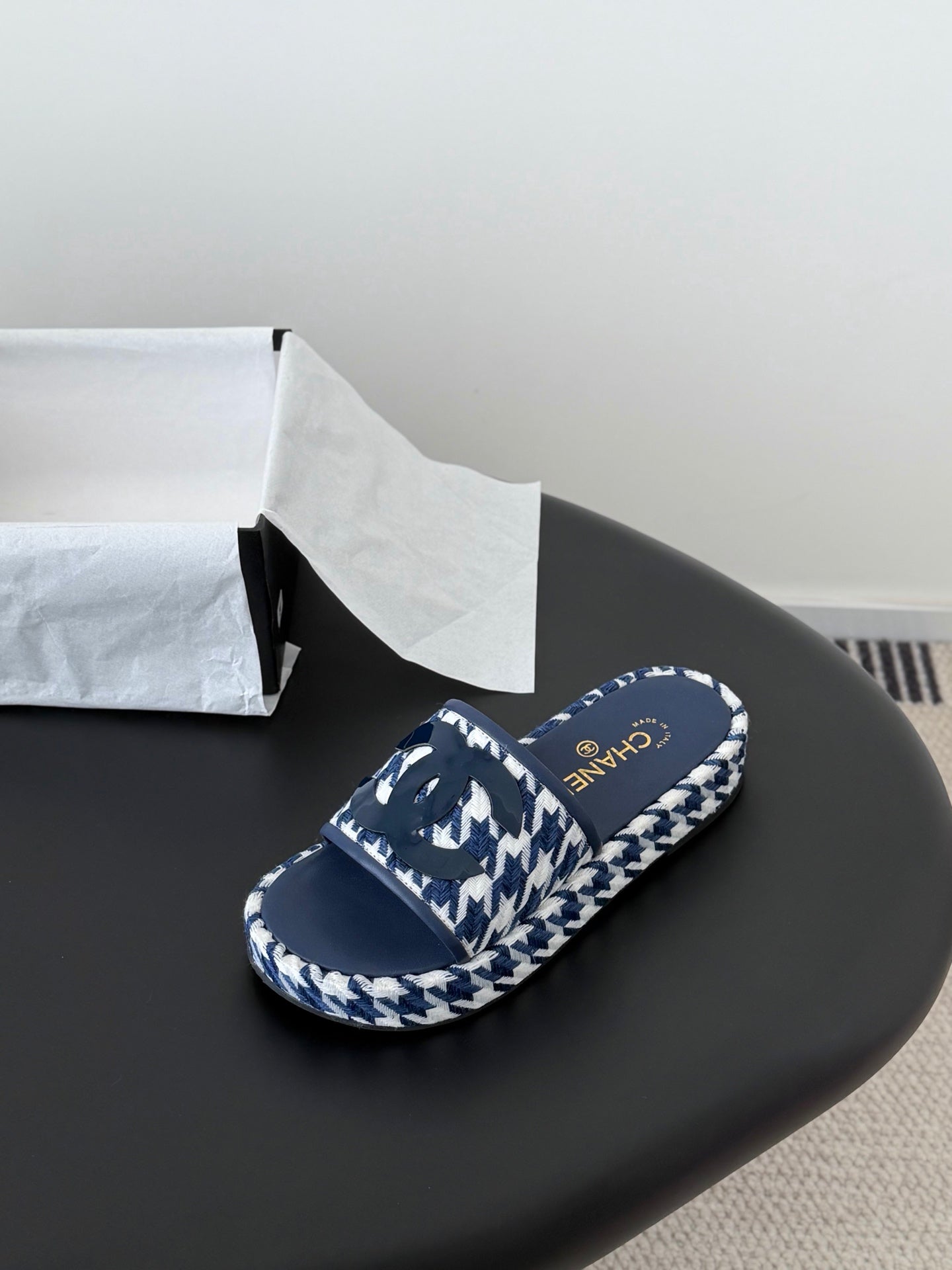 CC 26ss Slippers White Navy Blue Sheepskin Woven 670368