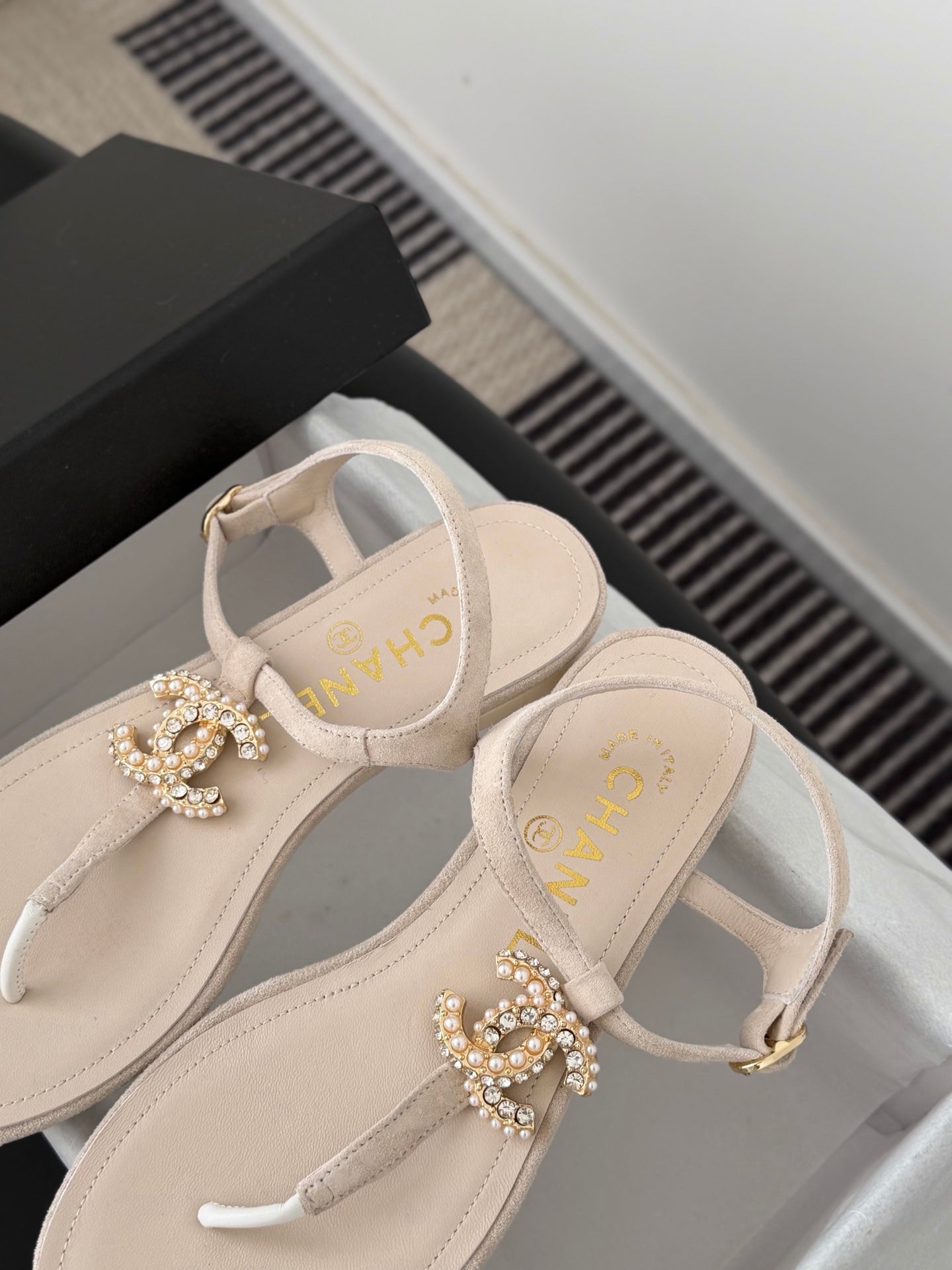 CC Strappy Sandals White Suede Sheepskin 670381