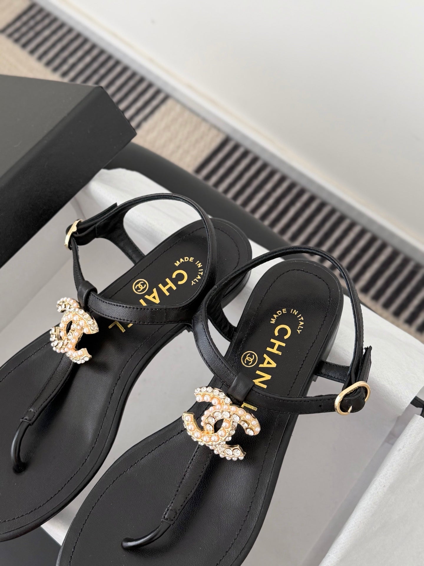 CC Strappy Sandals Black Sheepskin 670385