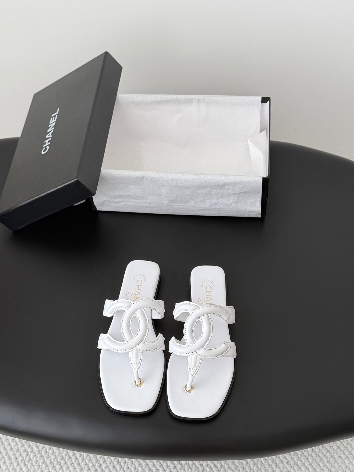 CC 26s Flip-Flops White Lambskin 761302