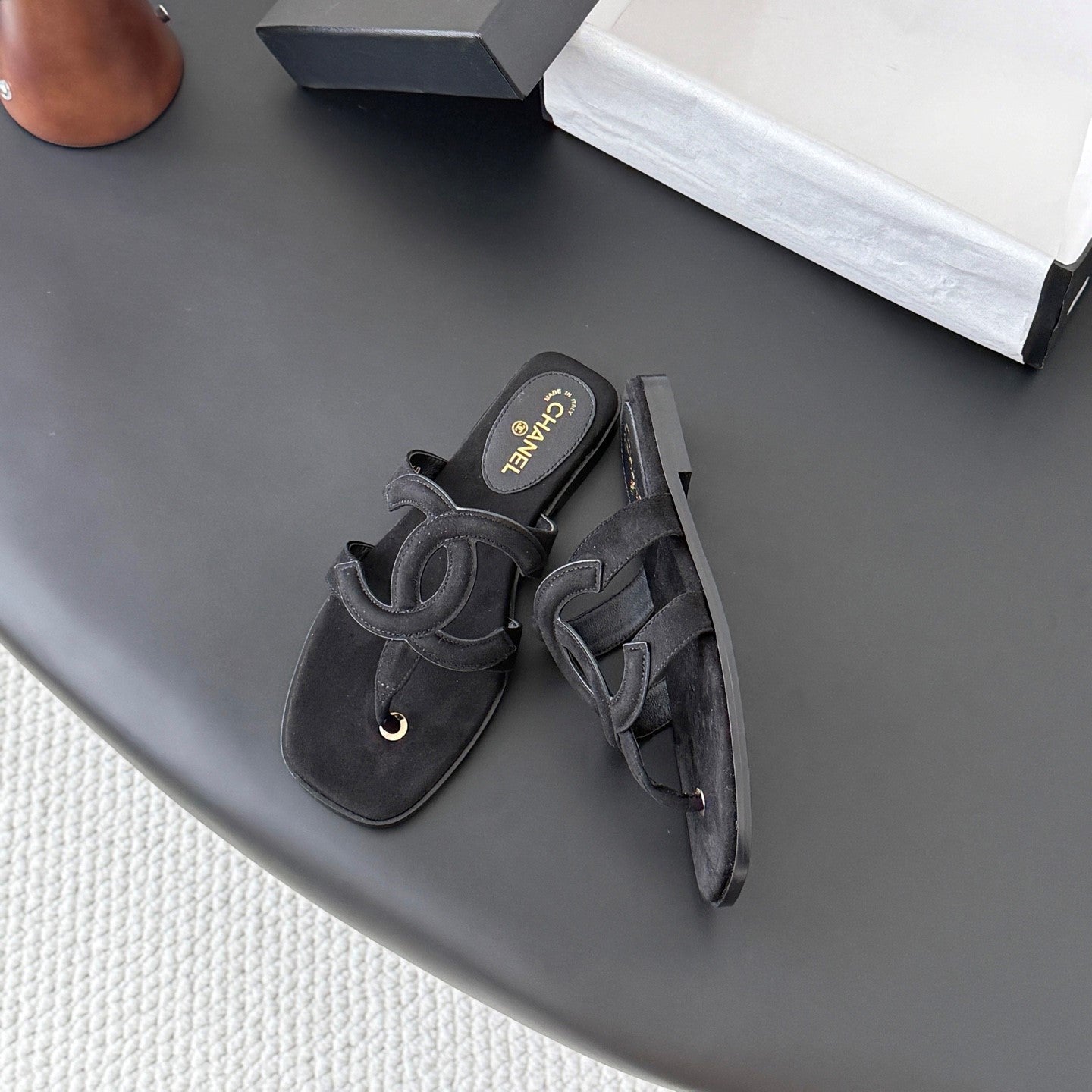 CC 26s Flip-Flops Black Suede 761306