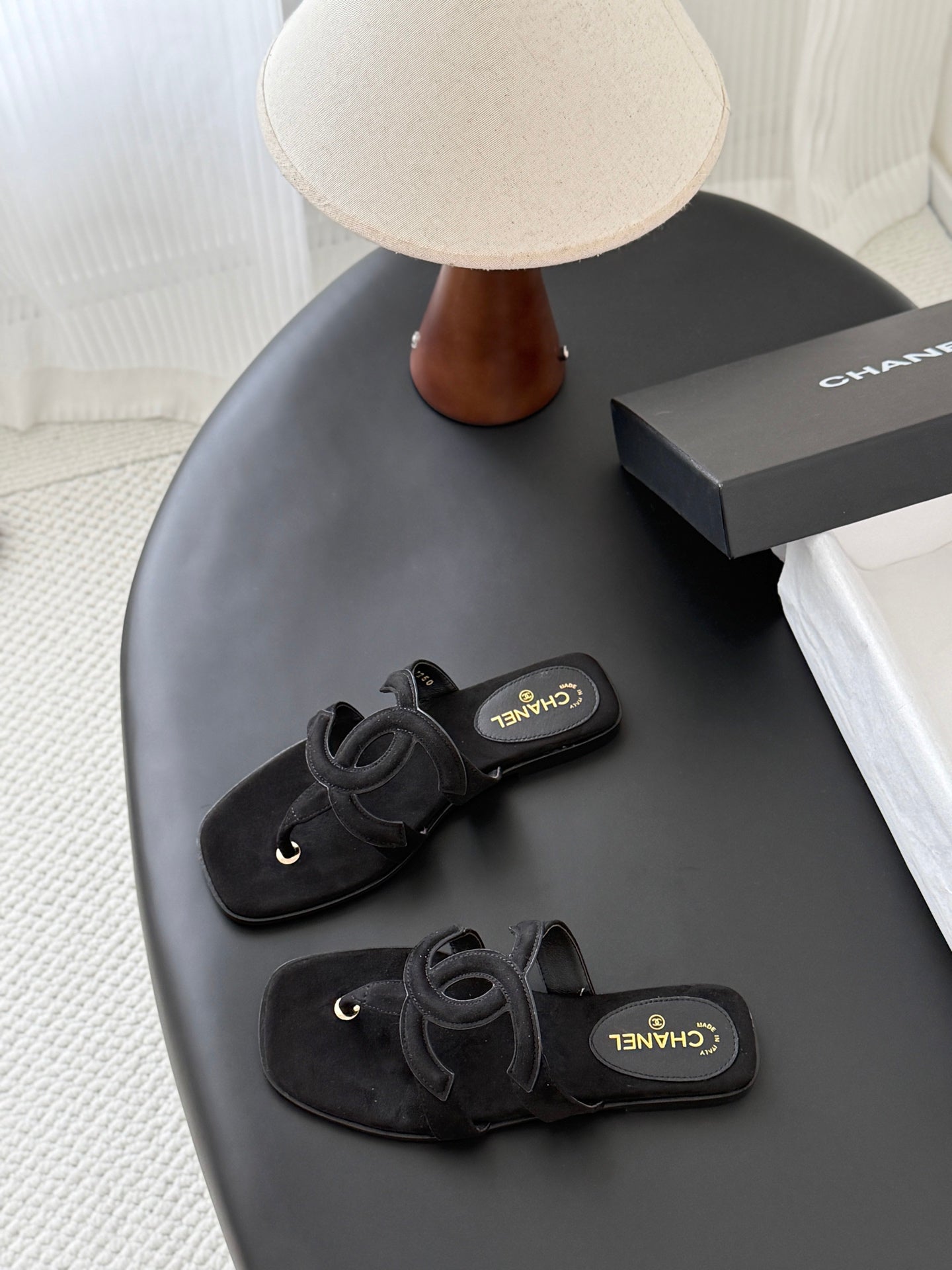 CC 26s Flip-Flops Black Suede 761306