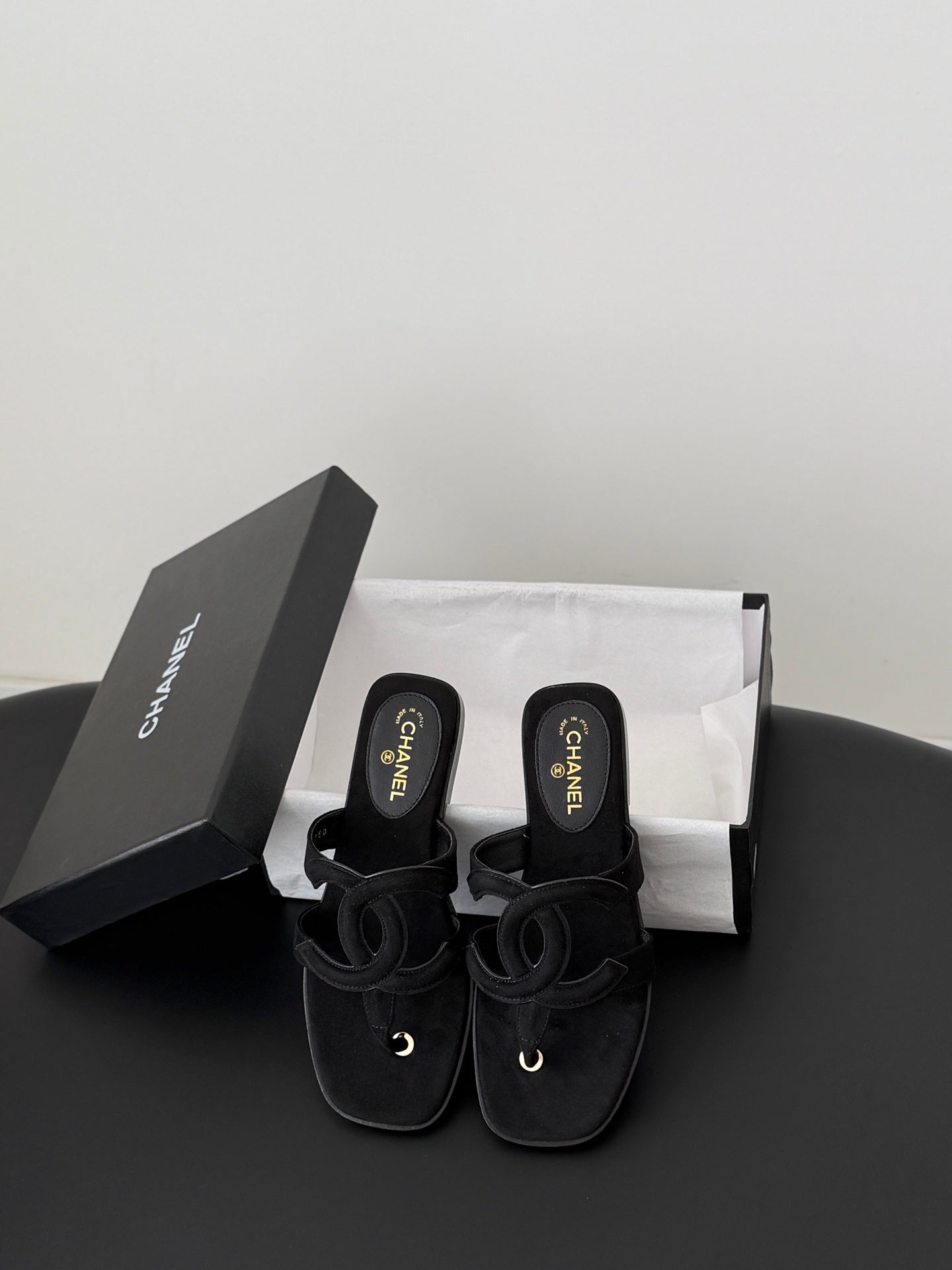 CC 26s Flip-Flops Black Suede 761306