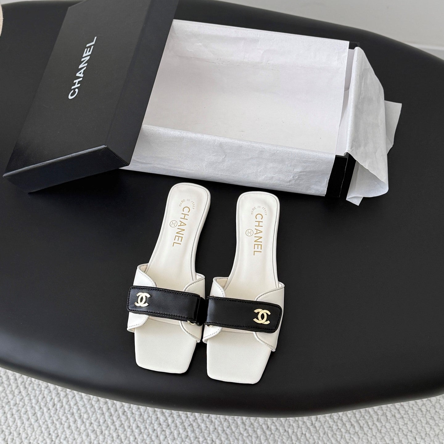 CC 26s Buckle Slippers White Black Leather 829739