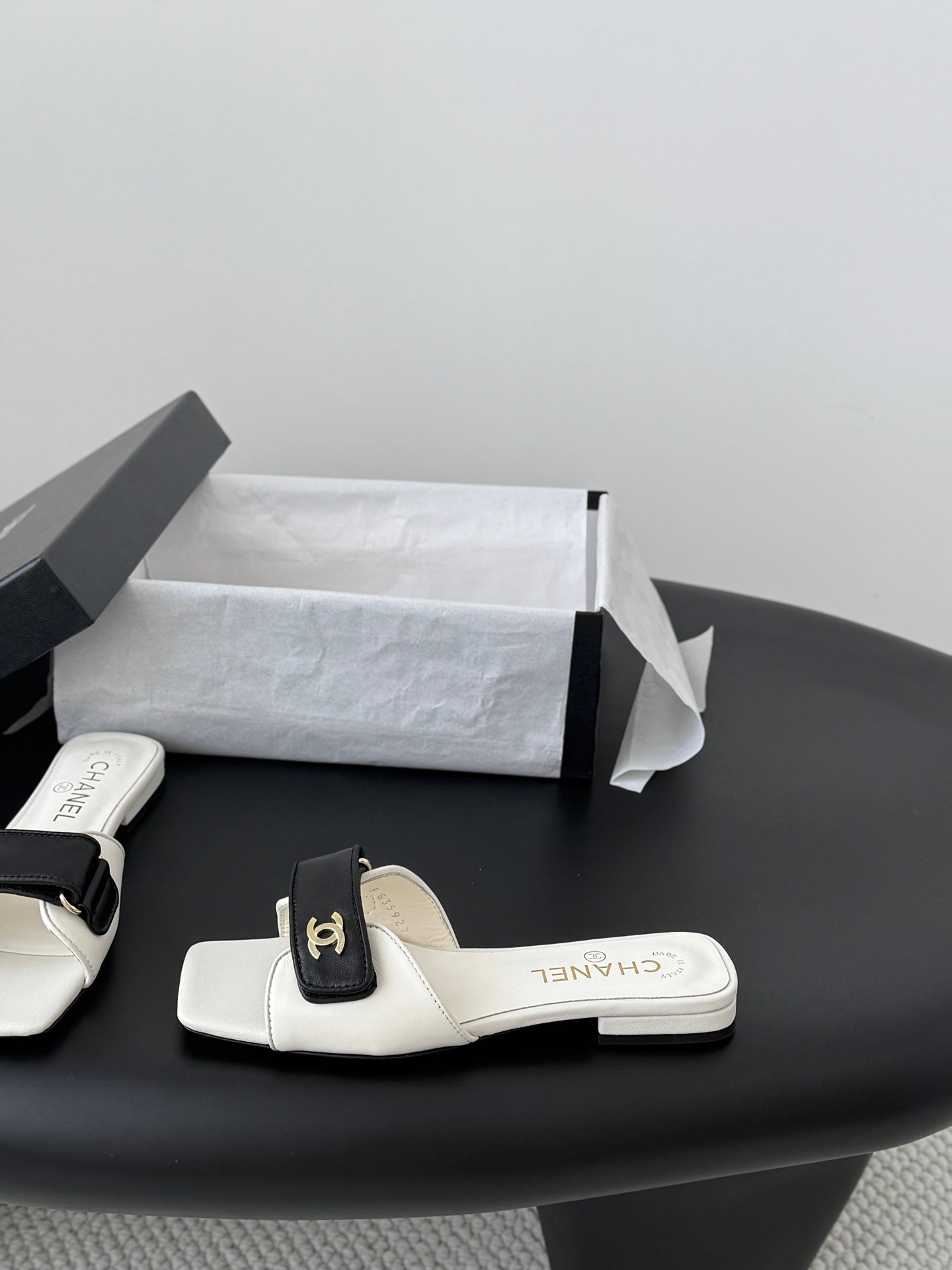 CC 26s Buckle Slippers White Black Leather 829739
