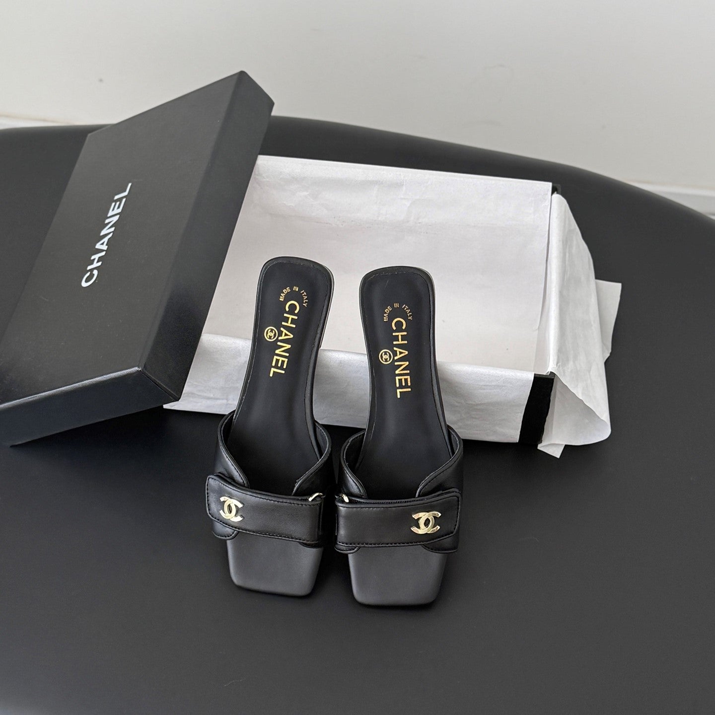 CC 26s Buckle Slippers Black Leather 829744