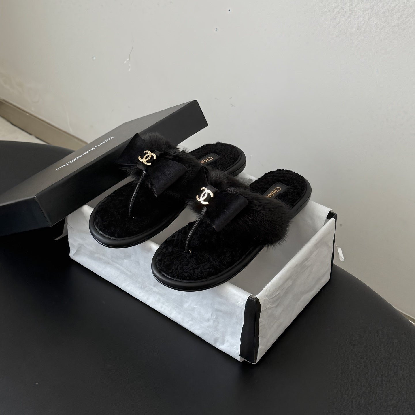 CC 26s Bowknot Thong Sandals Black Furry Shearing 969673