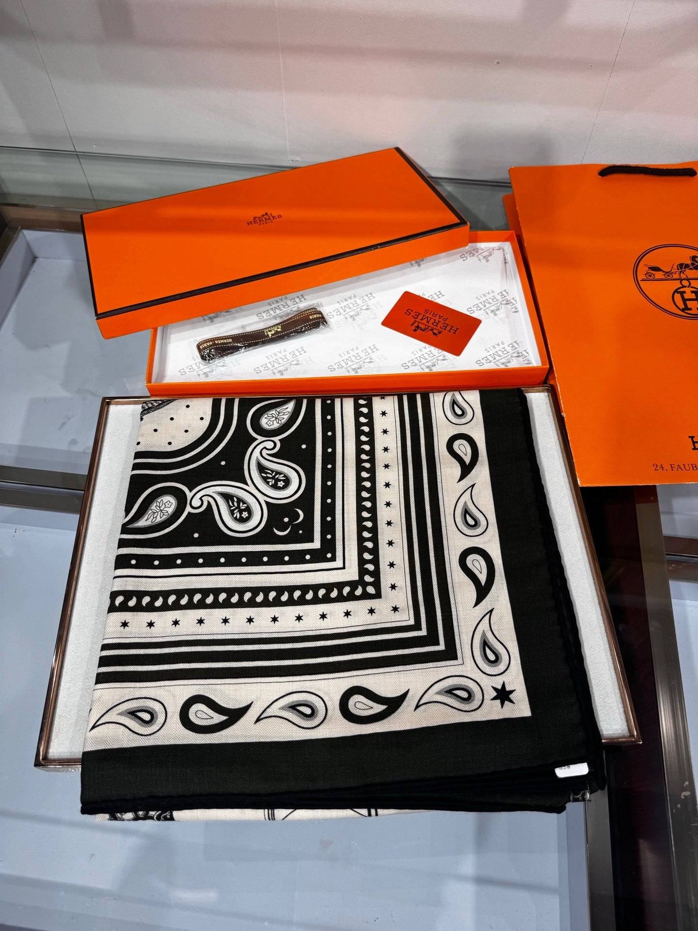 Hermès Grand Apparat Bandana Shawl 140x140cm Cream Dark Green Cashmere Silk 212699