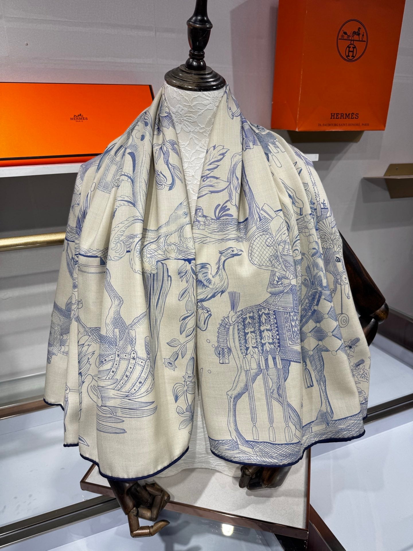 HM 26s Della Cavalleria Favolosa Shawl 140 x140cm Silk Cashmere 215636