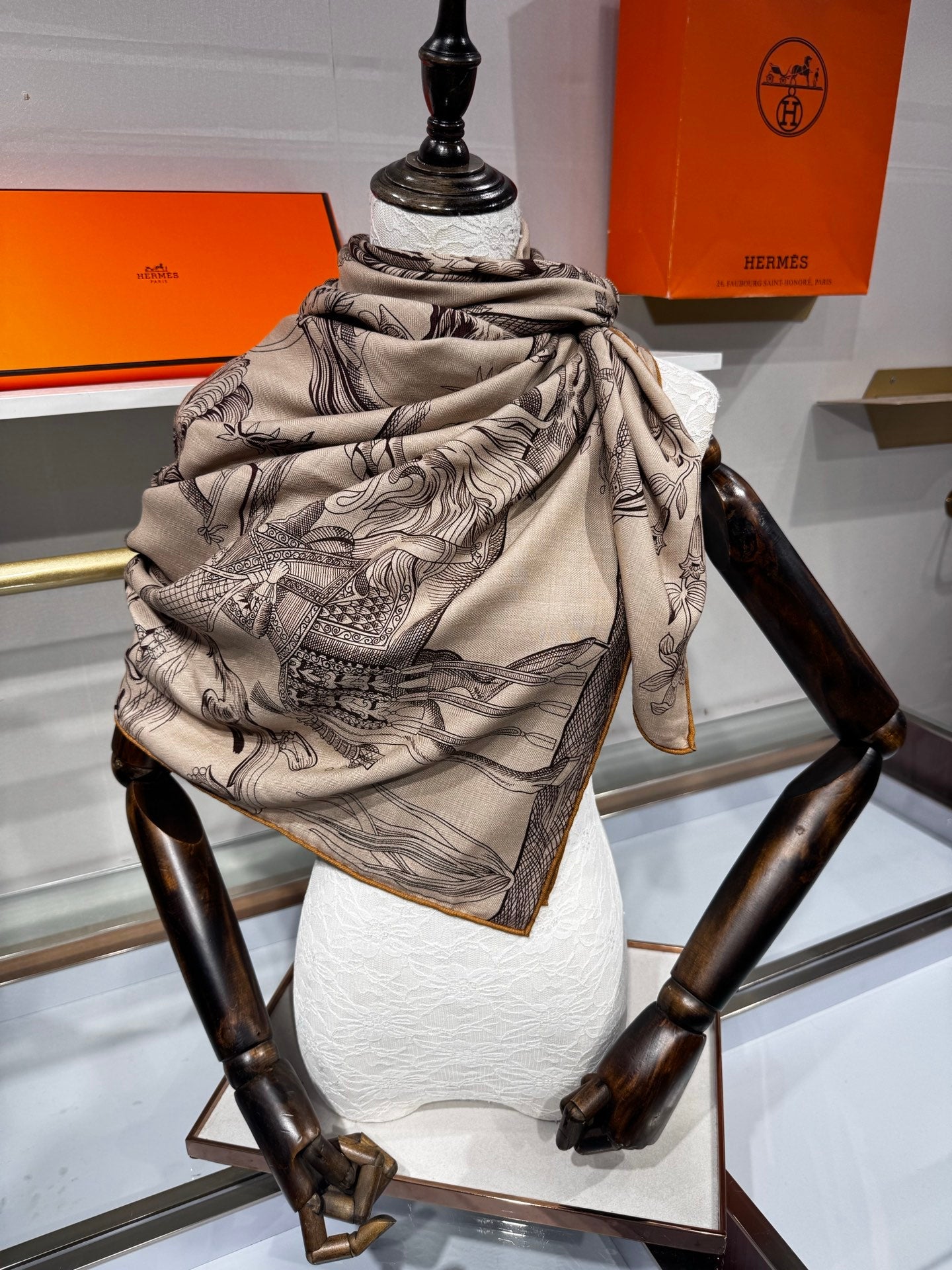 HM 26s Della Cavalleria Favolosa Shawl 140 x140cm Silk Cashmere 215640