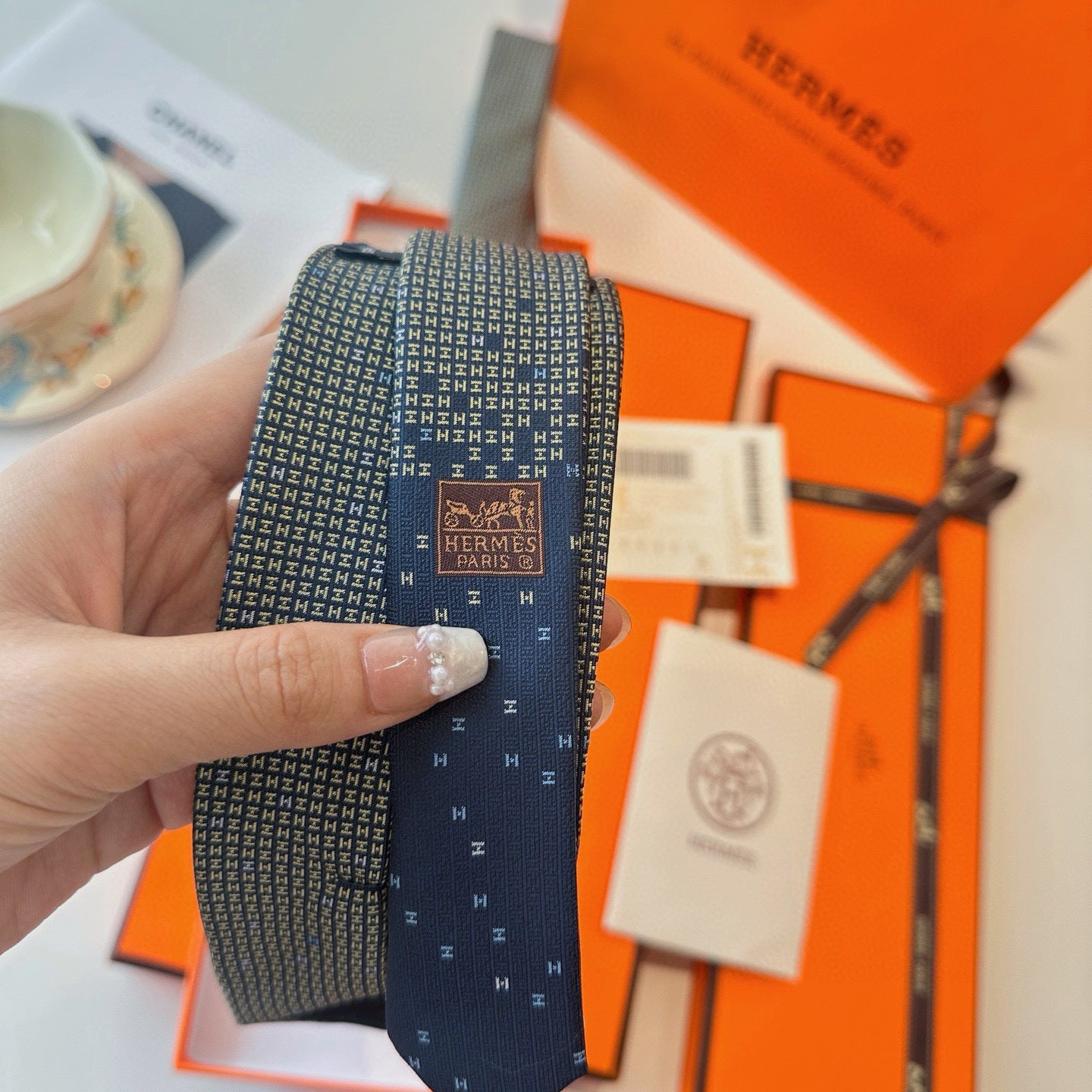 HM H En Relief Tie 437545