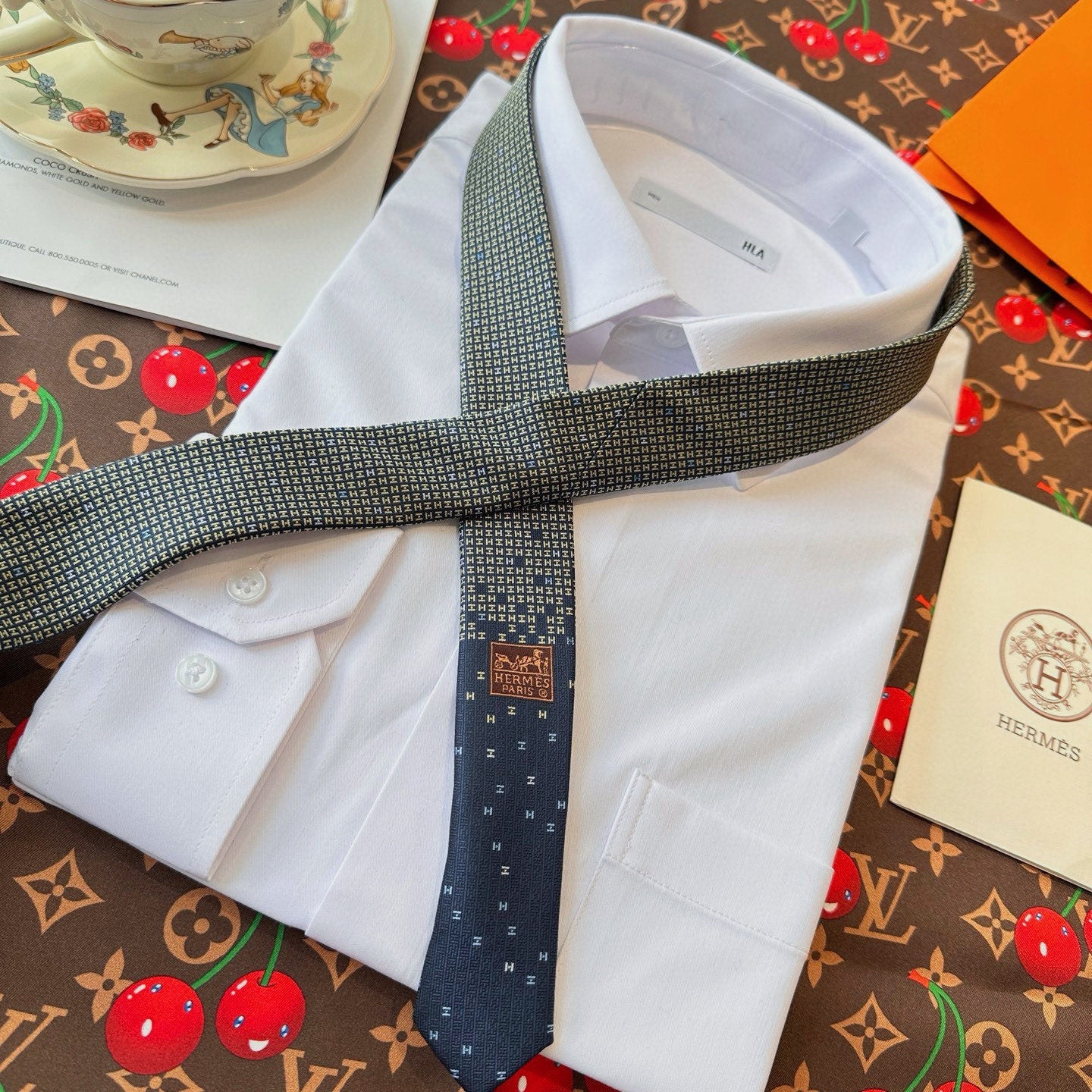 HM H En Relief Tie 437545