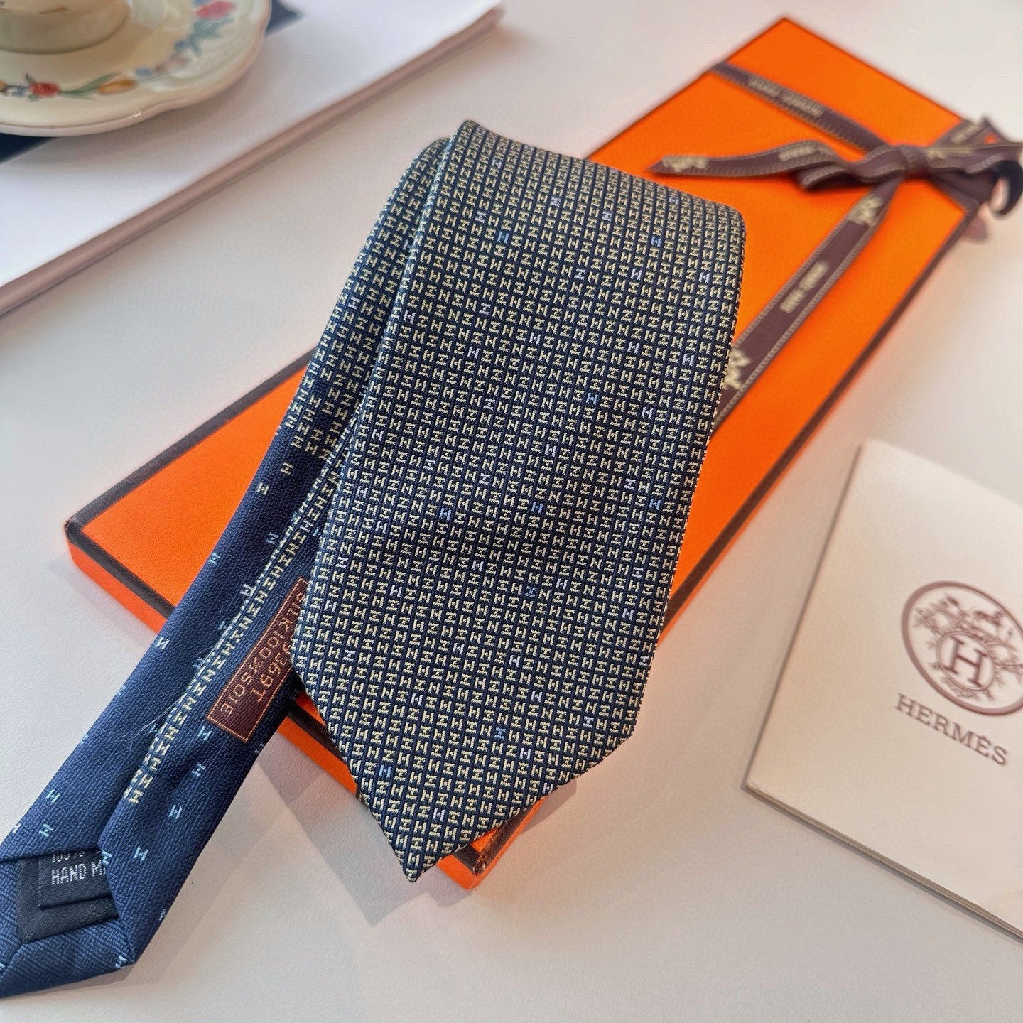 HM H En Relief Tie 437545