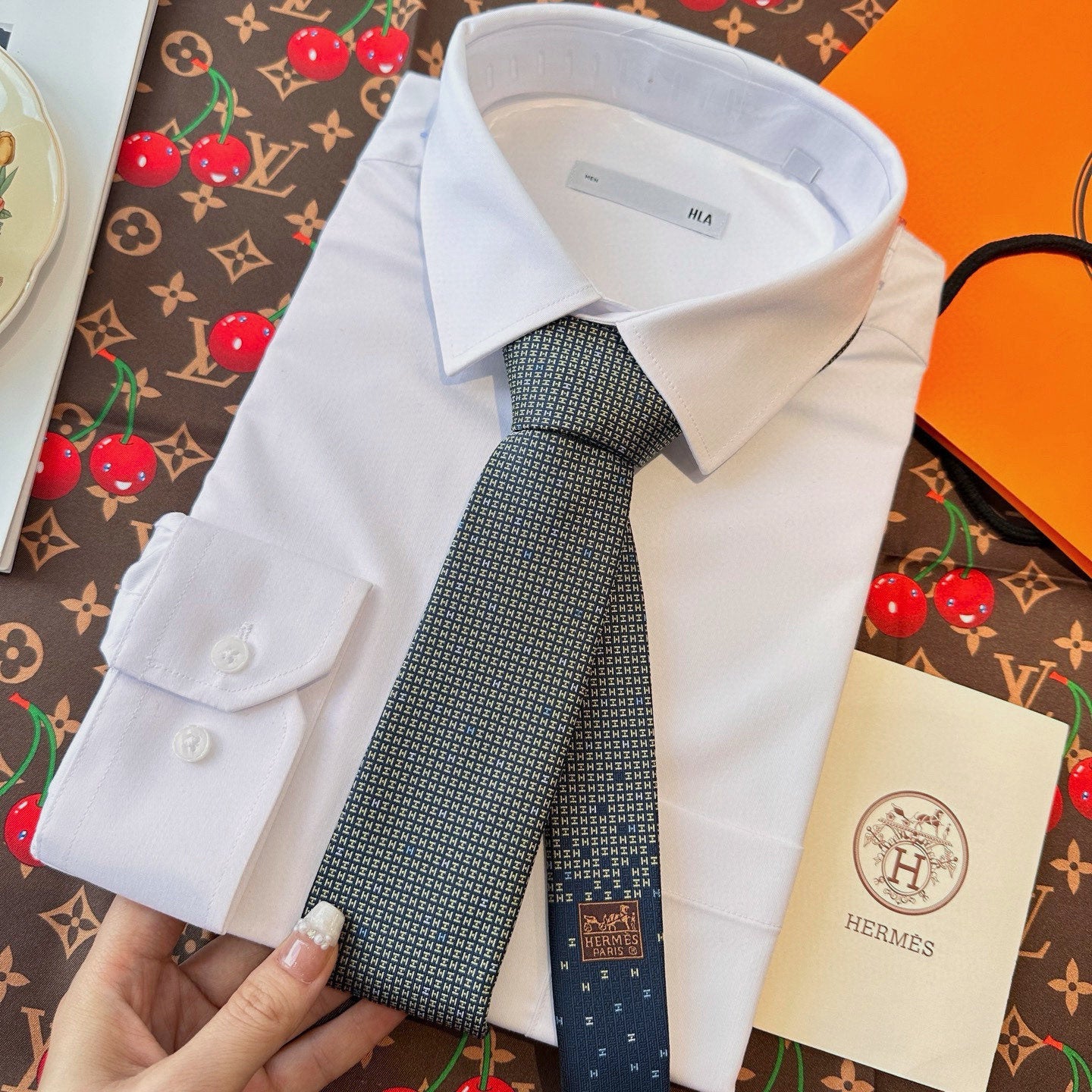 HM H En Relief Tie 437545