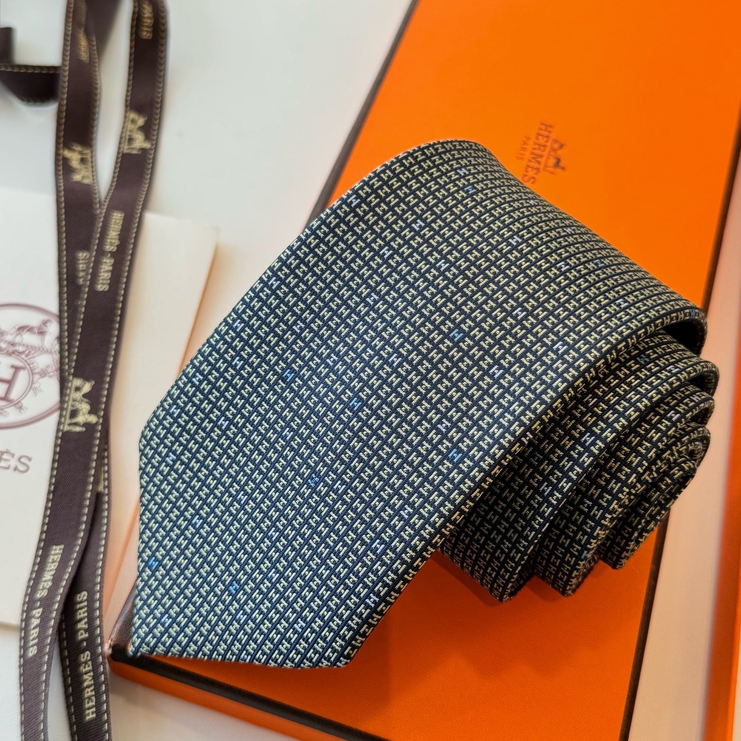 HM H En Relief Tie 437545