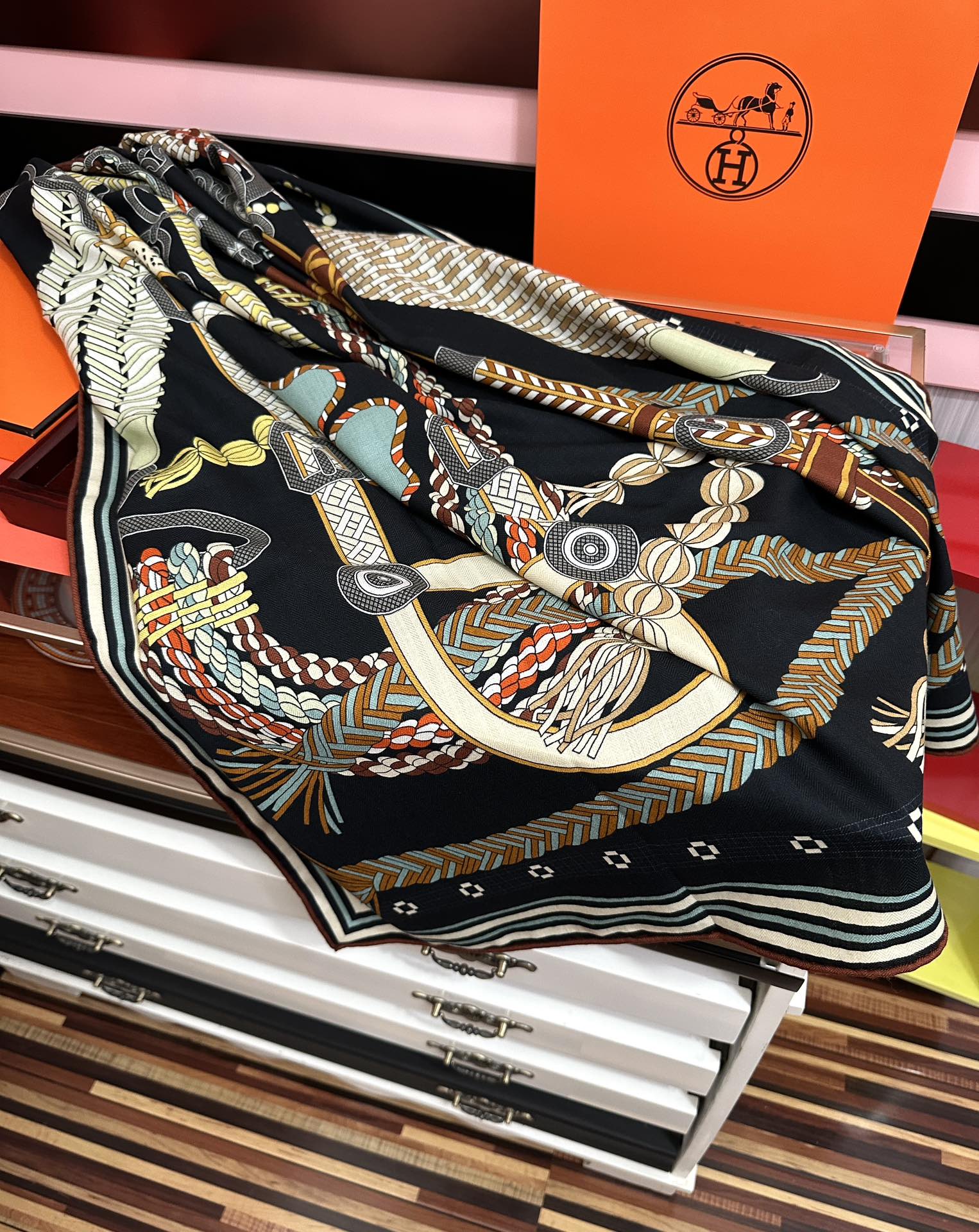 HM 26s Double-sided Scarf 140cm Black Multicolore Silk Velvet 153109