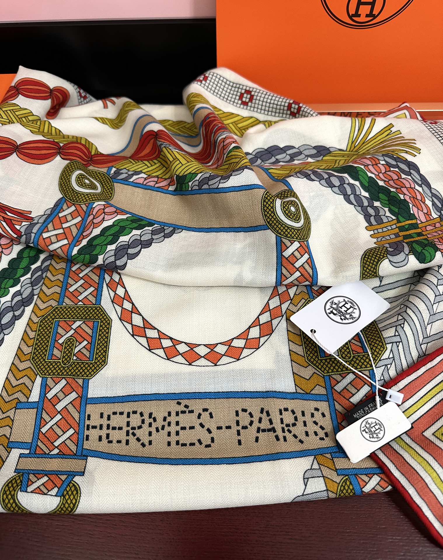 HM 26s Double-sided Scarf 140cm Blanc Multicolore Silk Velvet 153110