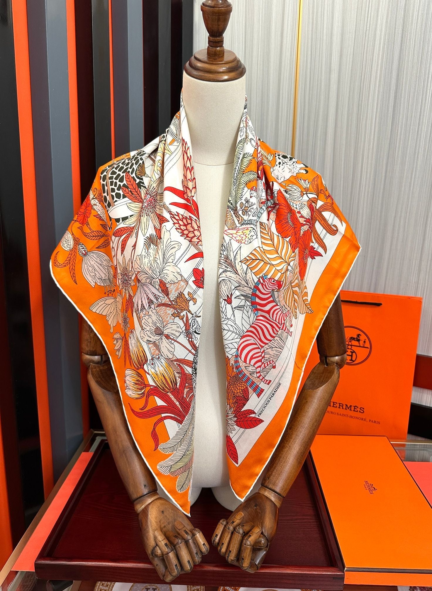 HM 26s Scarf 90 In Silk 427429