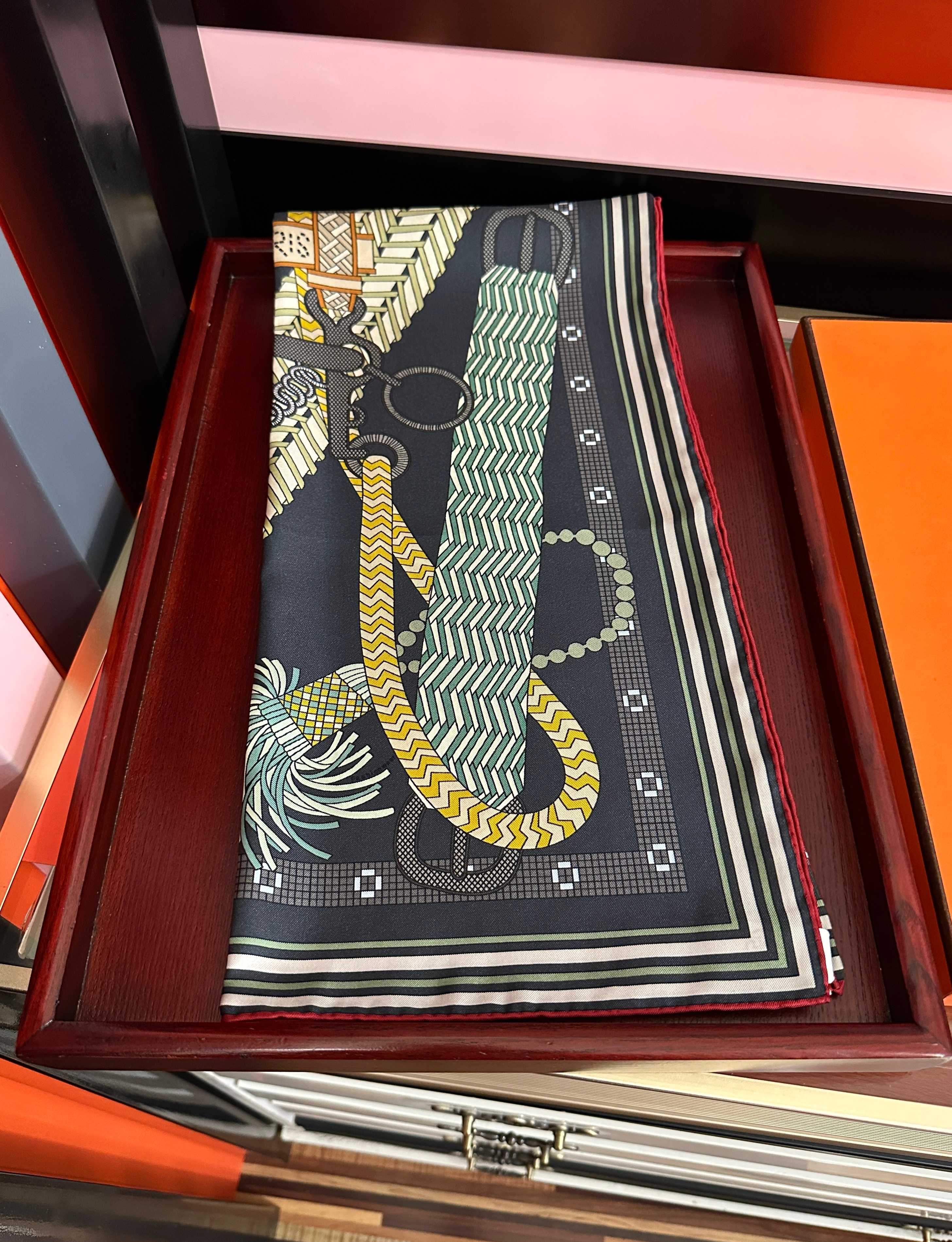 HM 26s Scarf 90 In Silk 427431