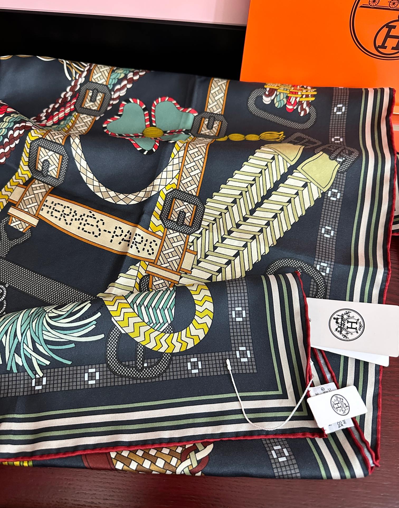HM 26s Scarf 90 In Silk 427431