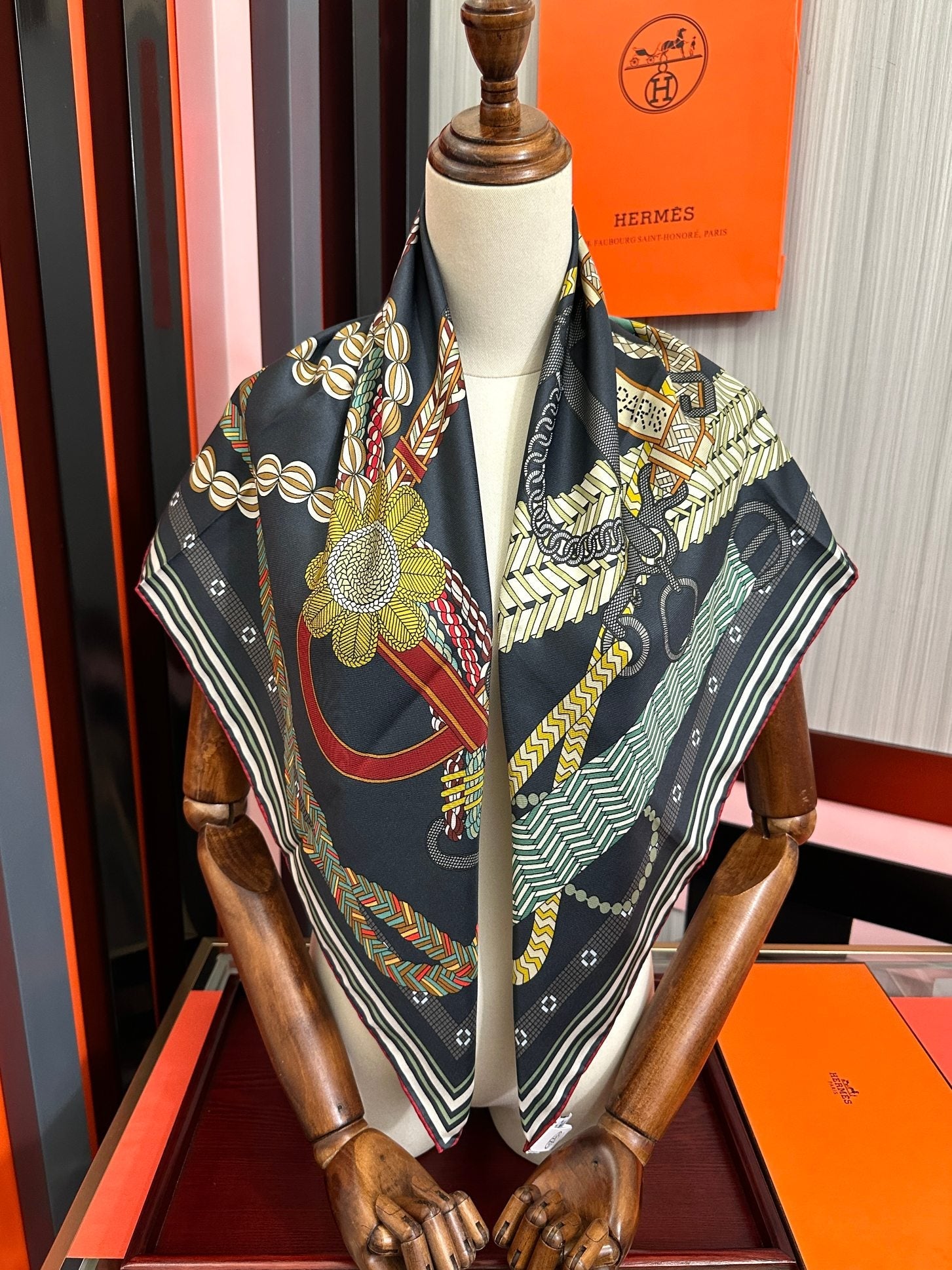 HM 26s Scarf 90 In Silk 427431