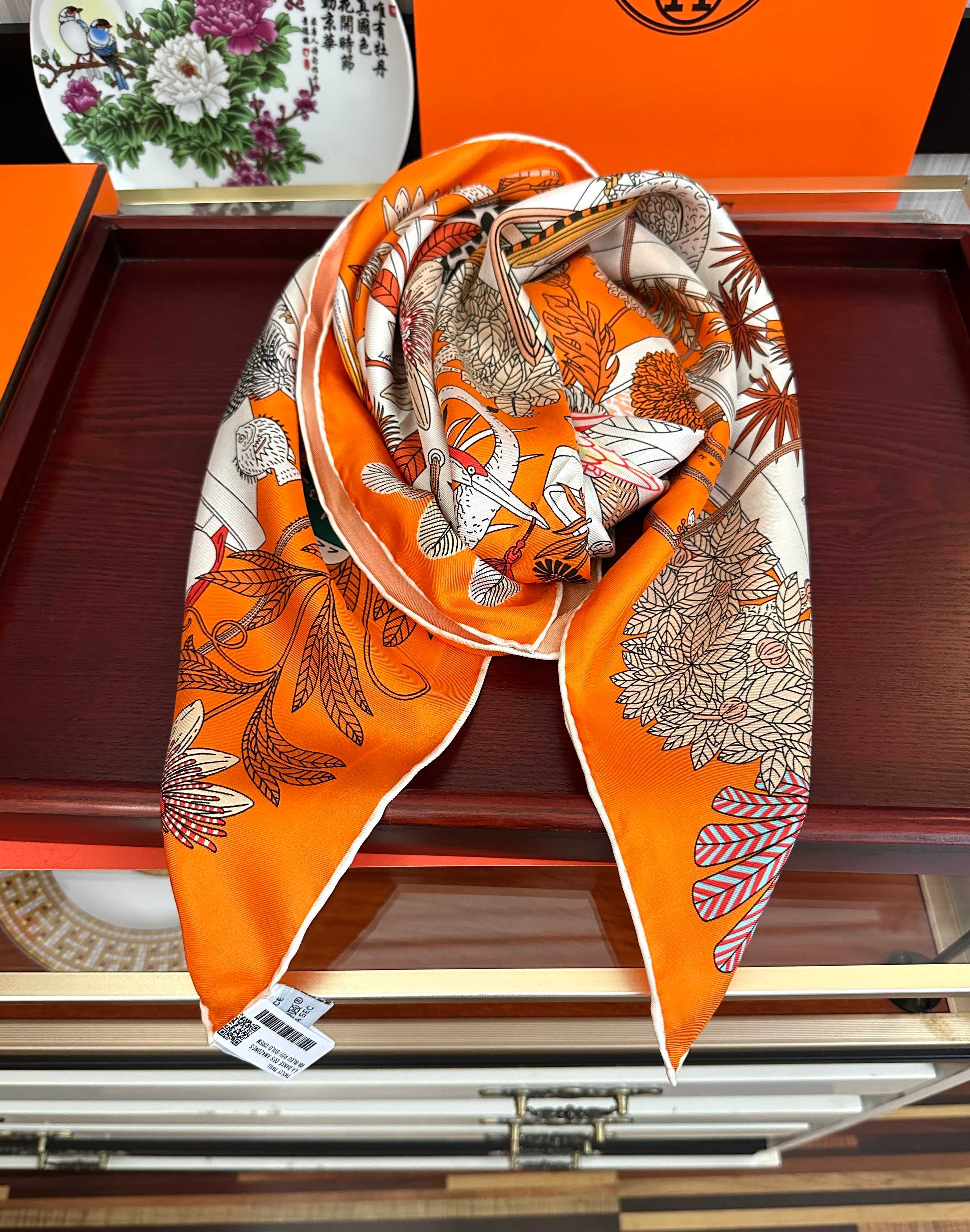 HM 26s Scarf 90 In Silk 427429