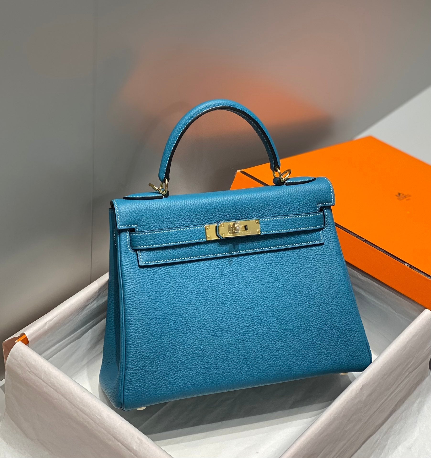 HM KELLY 28CM BLUE SKY TOGO GOLD HARDWARE