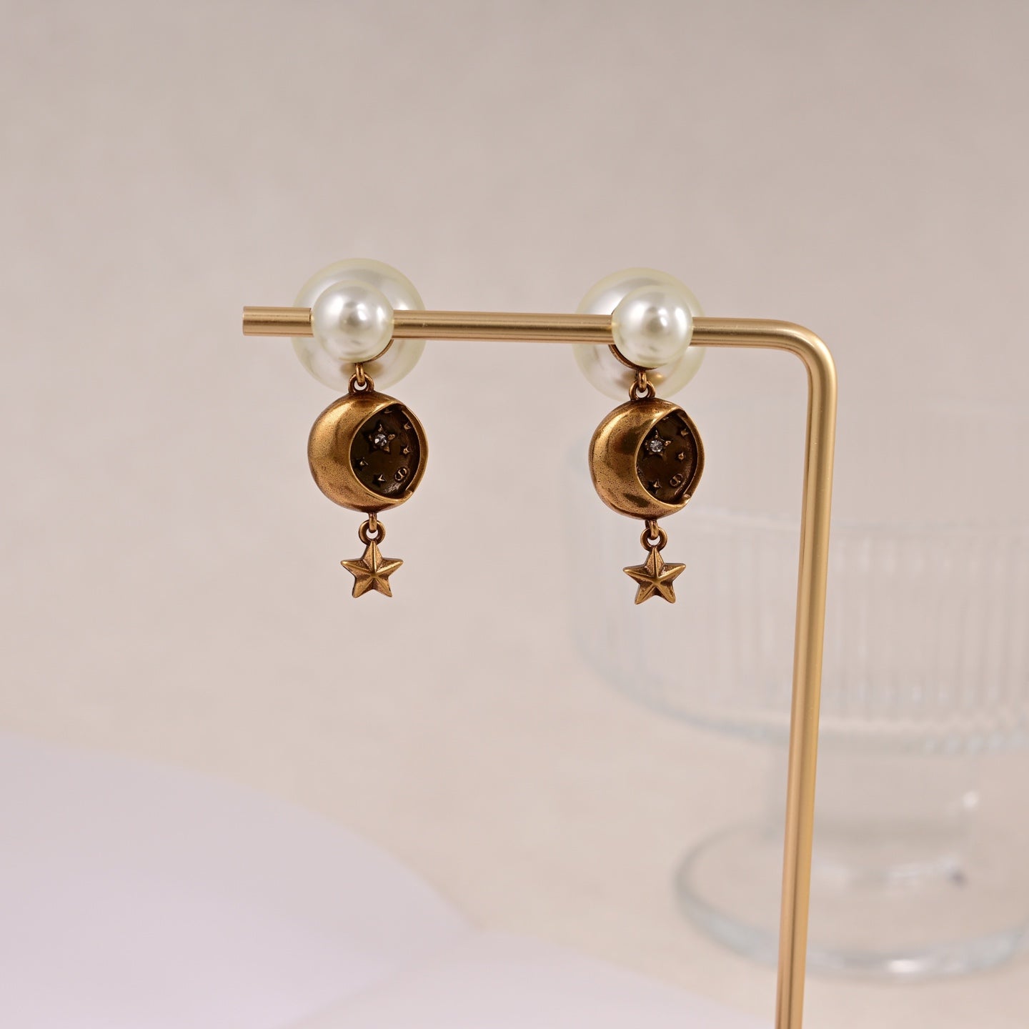 CD 26S Star Logo Pearl Drop Earrings In Gold Tone Metal 629949