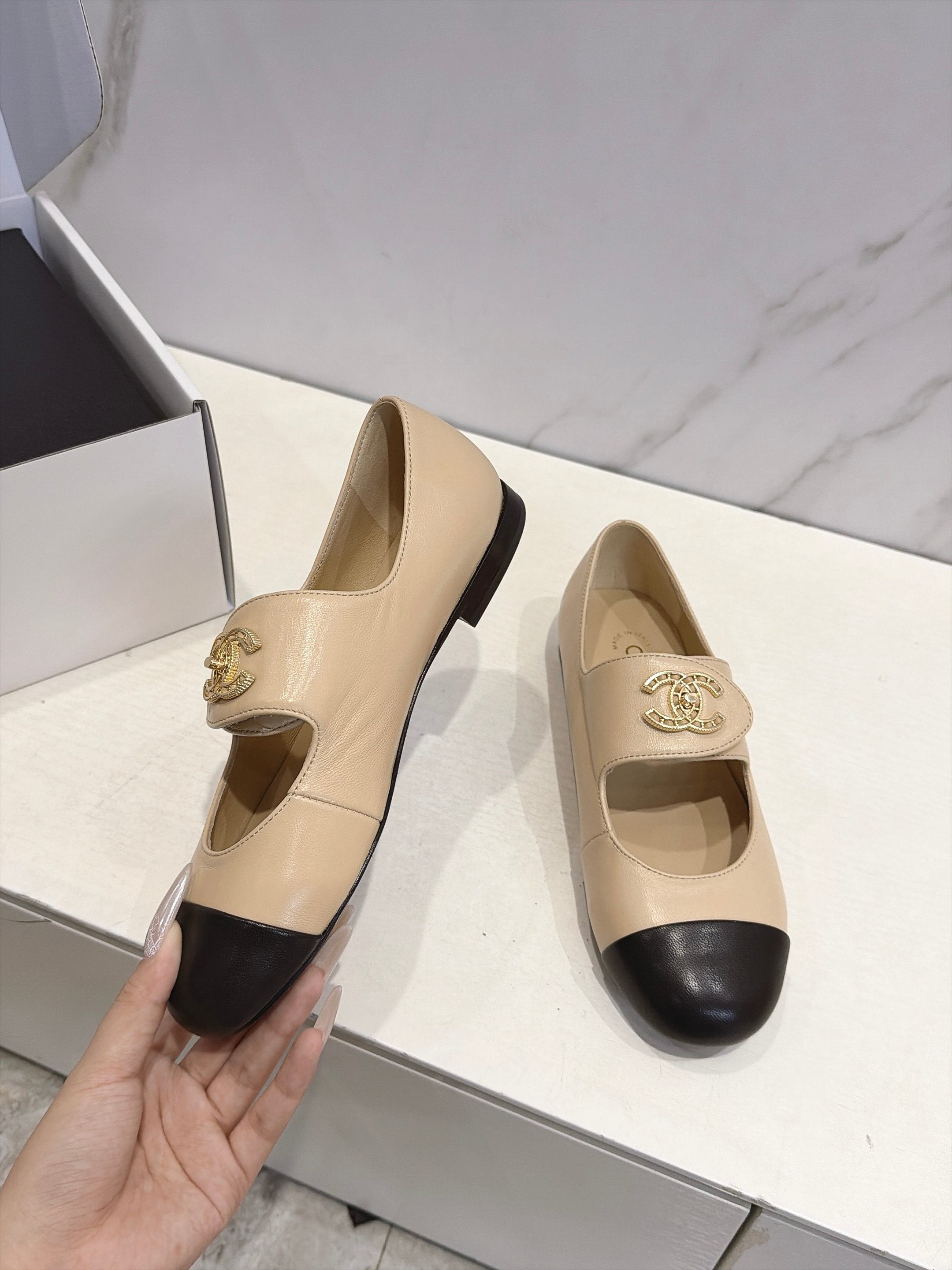 CC 26s Round Toe Mary Jane Shoes Beige Lambskin 937760